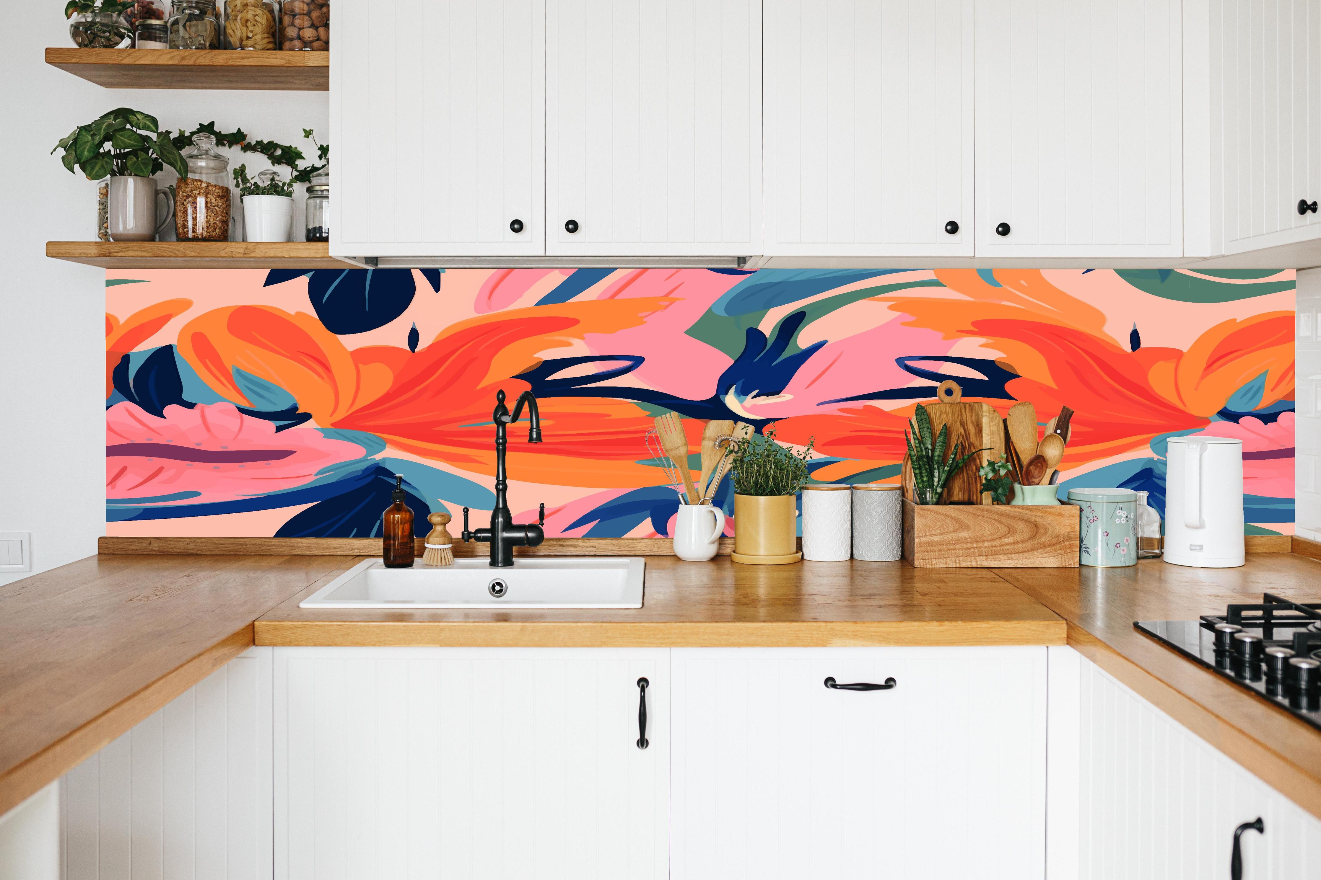 Küche - Tropisches Dämmerungs-Blumenmuster in weißer Küche hinter Gewürzen und Kochlöffeln aus Holz