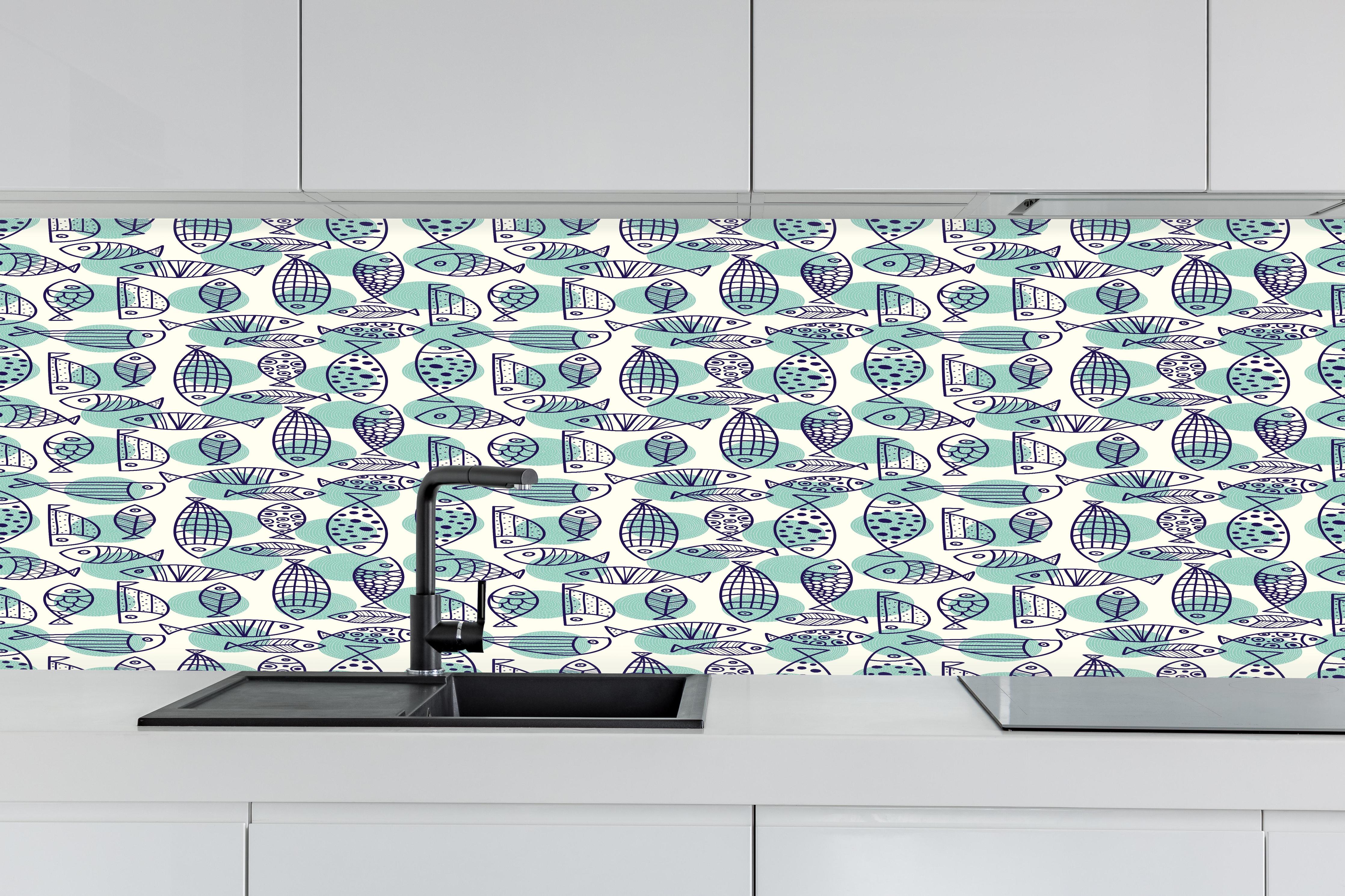 Küche - Türkis-Blau Fischmuster hinter weißen Hochglanz-Küchenregalen und schwarzem Wasserhahn