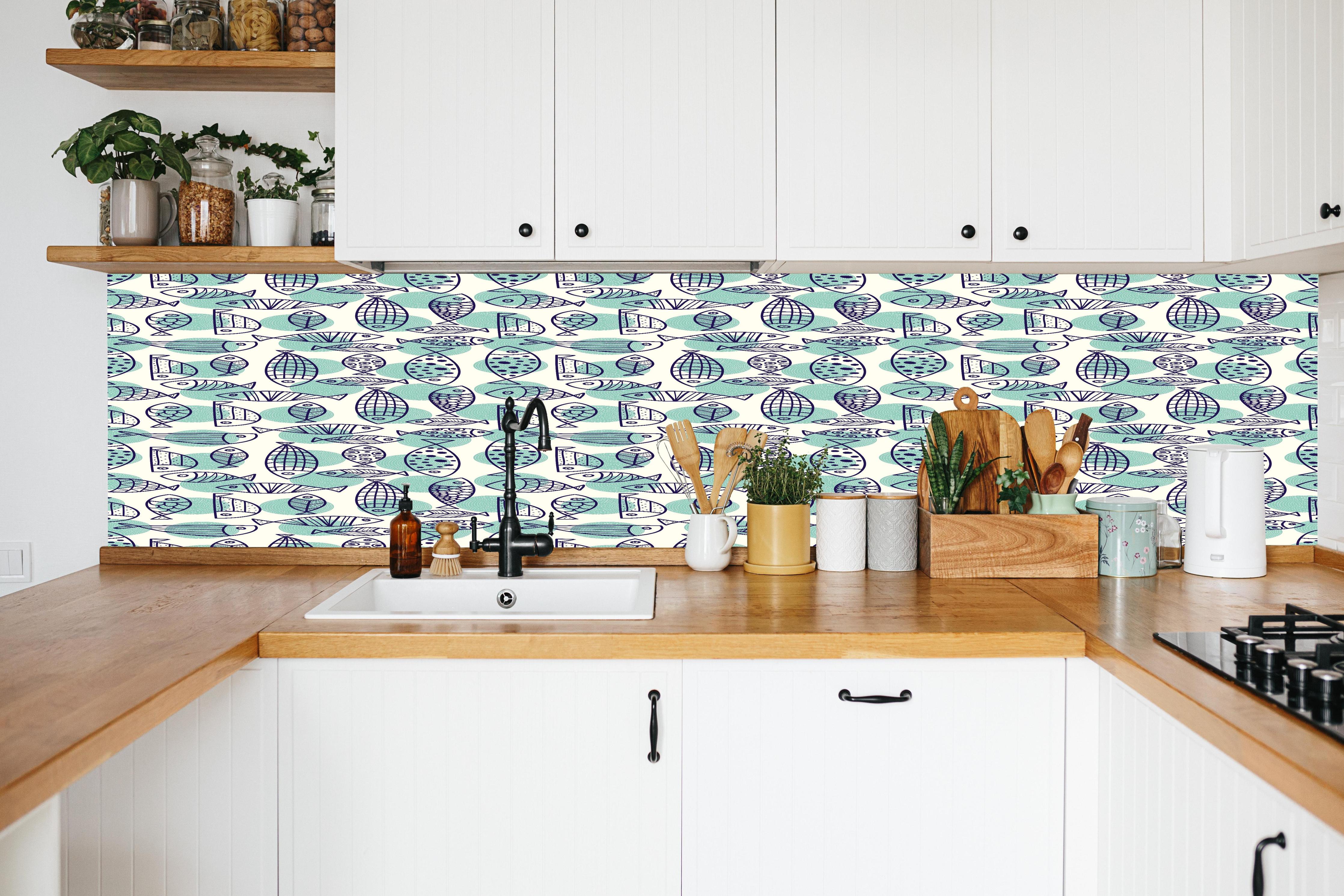 Küche - Türkis-Blau Fischmuster in weißer Küche hinter Gewürzen und Kochlöffeln aus Holz