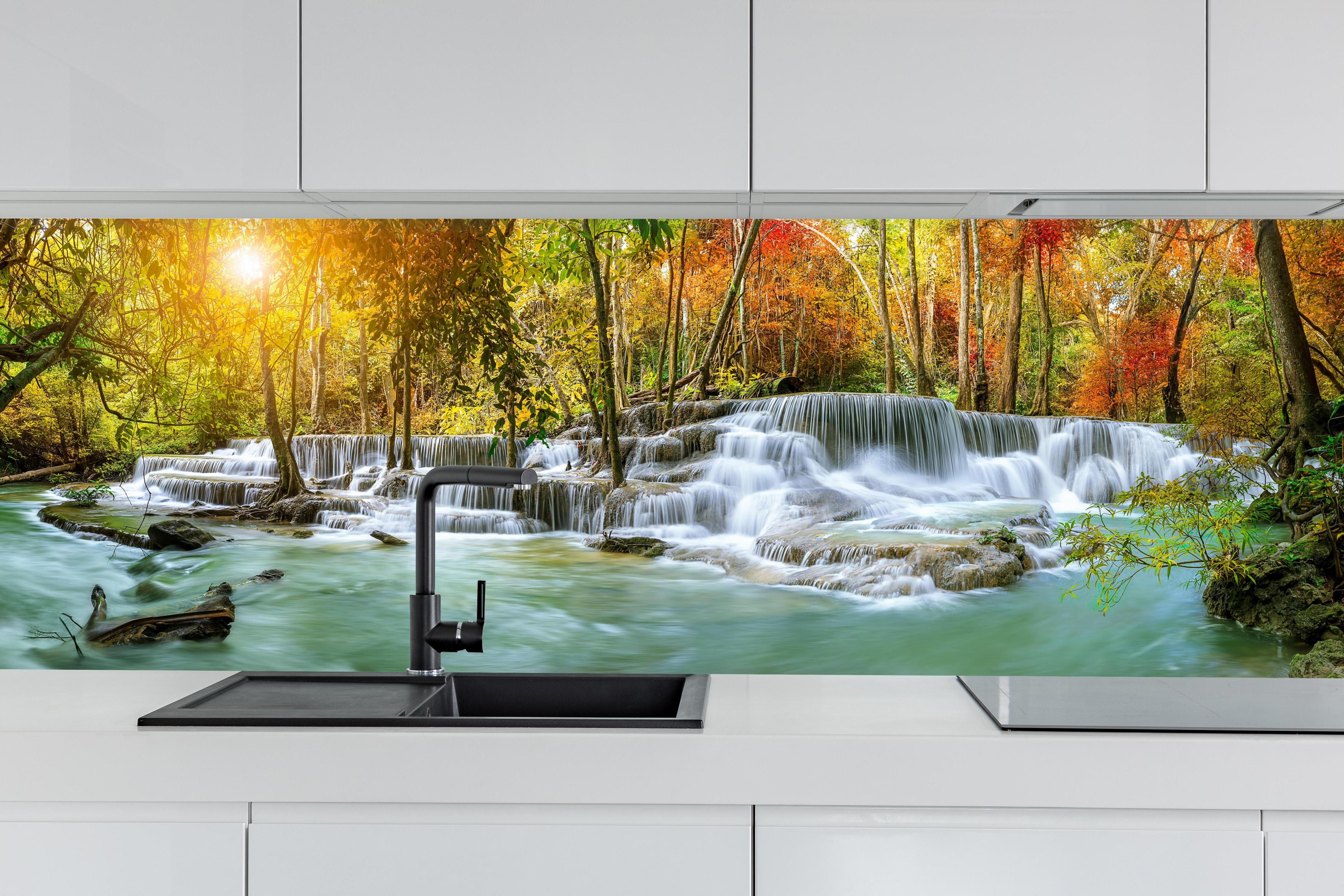 Küche - Türkis-Grüner Wasserfall im Herbst hinter weißen Hochglanz-Küchenregalen und schwarzem Wasserhahn