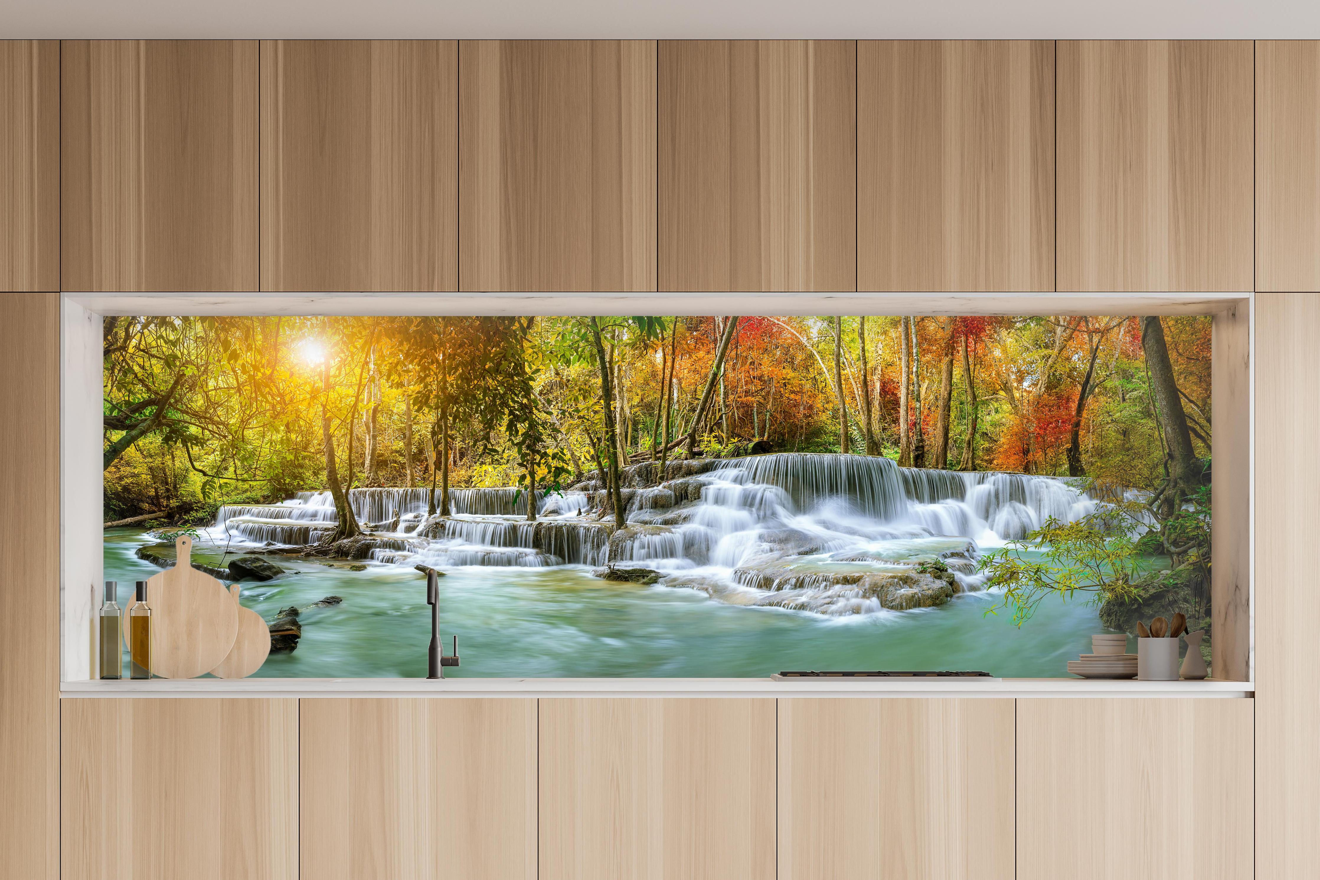 Küche - Türkis-Grüner Wasserfall im Herbst in charakteristischer Vollholz-Küche mit modernem Gasherd