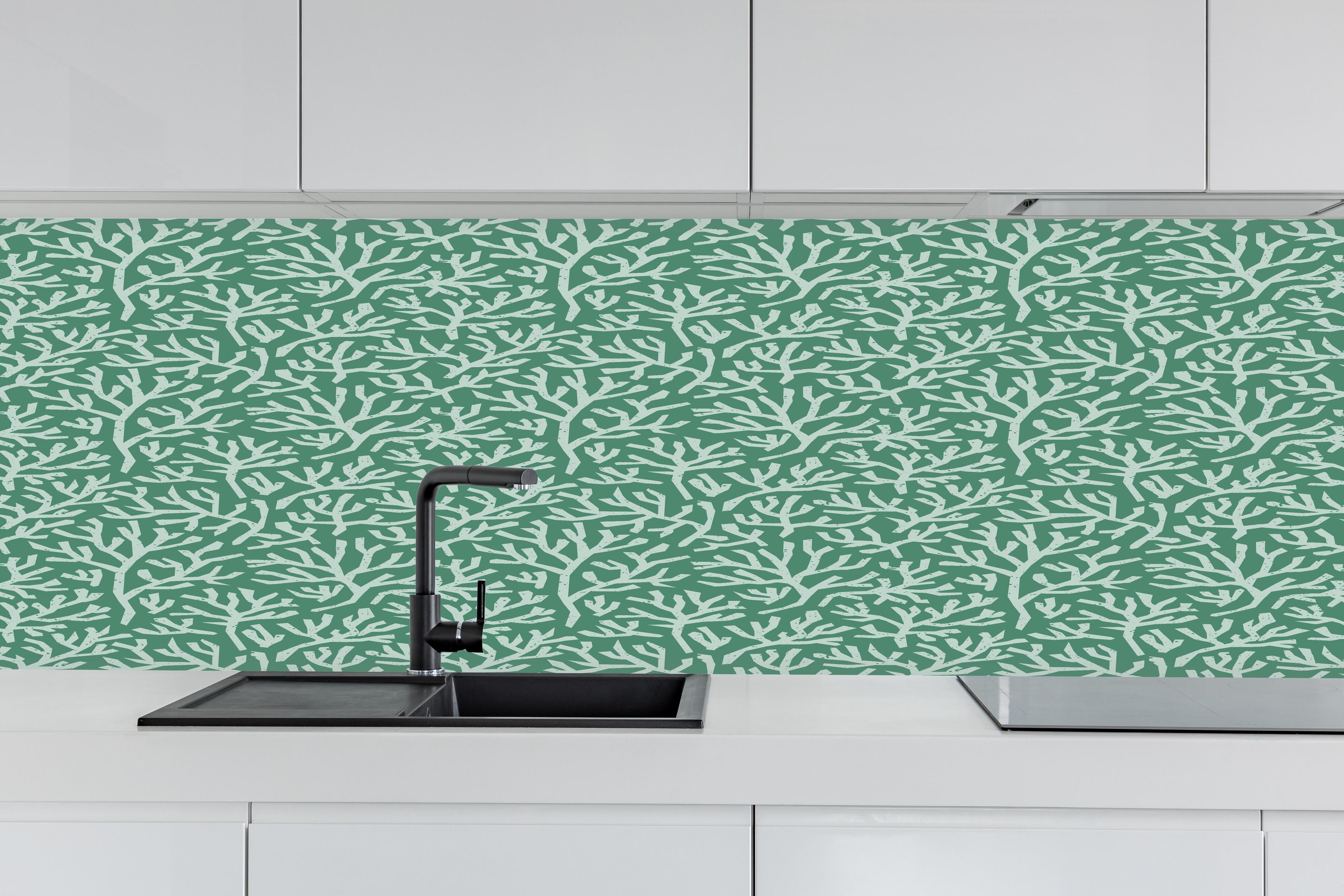 Küche - Türkis Korallen Minimal-Muster hinter weißen Hochglanz-Küchenregalen und schwarzem Wasserhahn