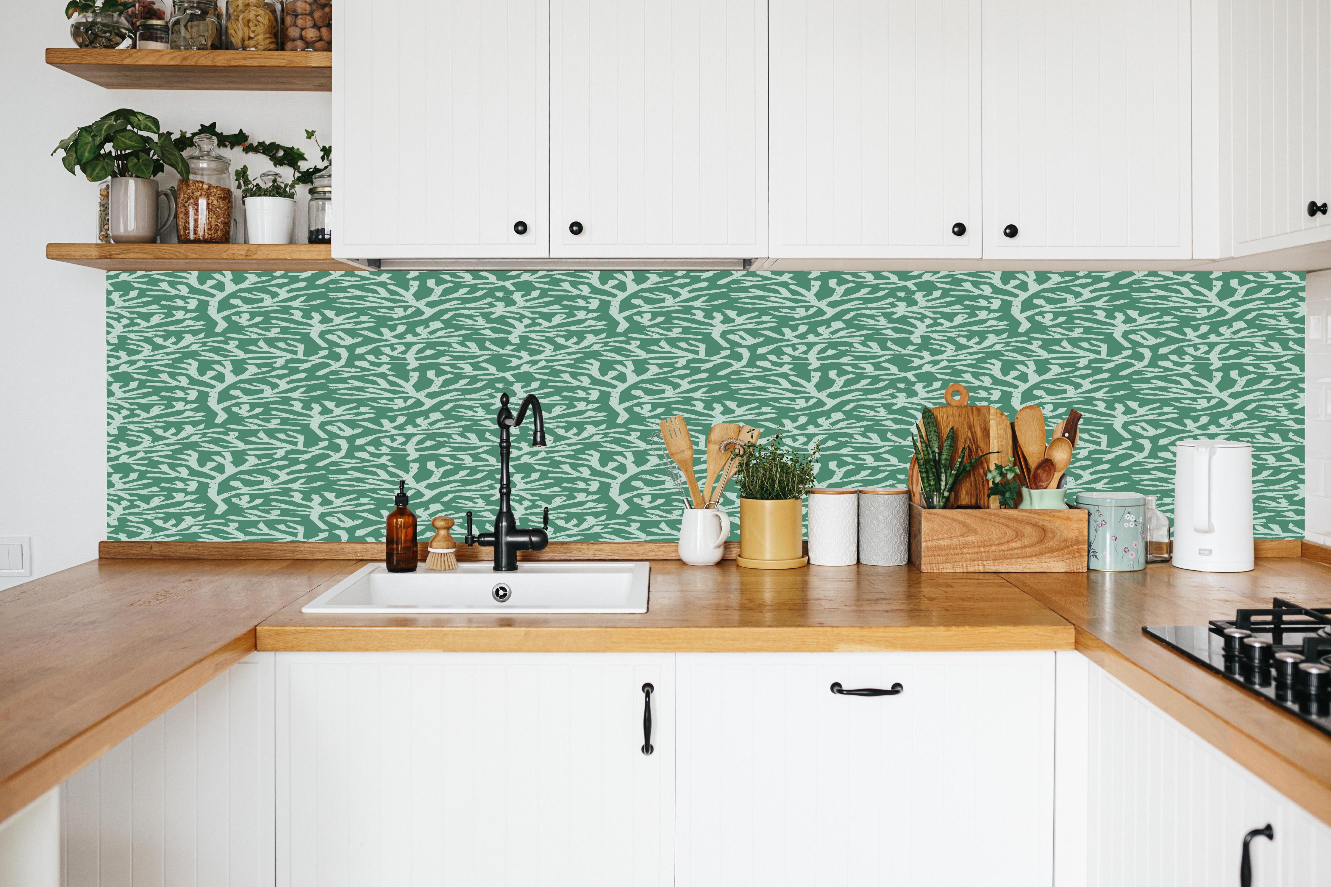 Küche - Türkis Korallen Minimal-Muster in weißer Küche hinter Gewürzen und Kochlöffeln aus Holz