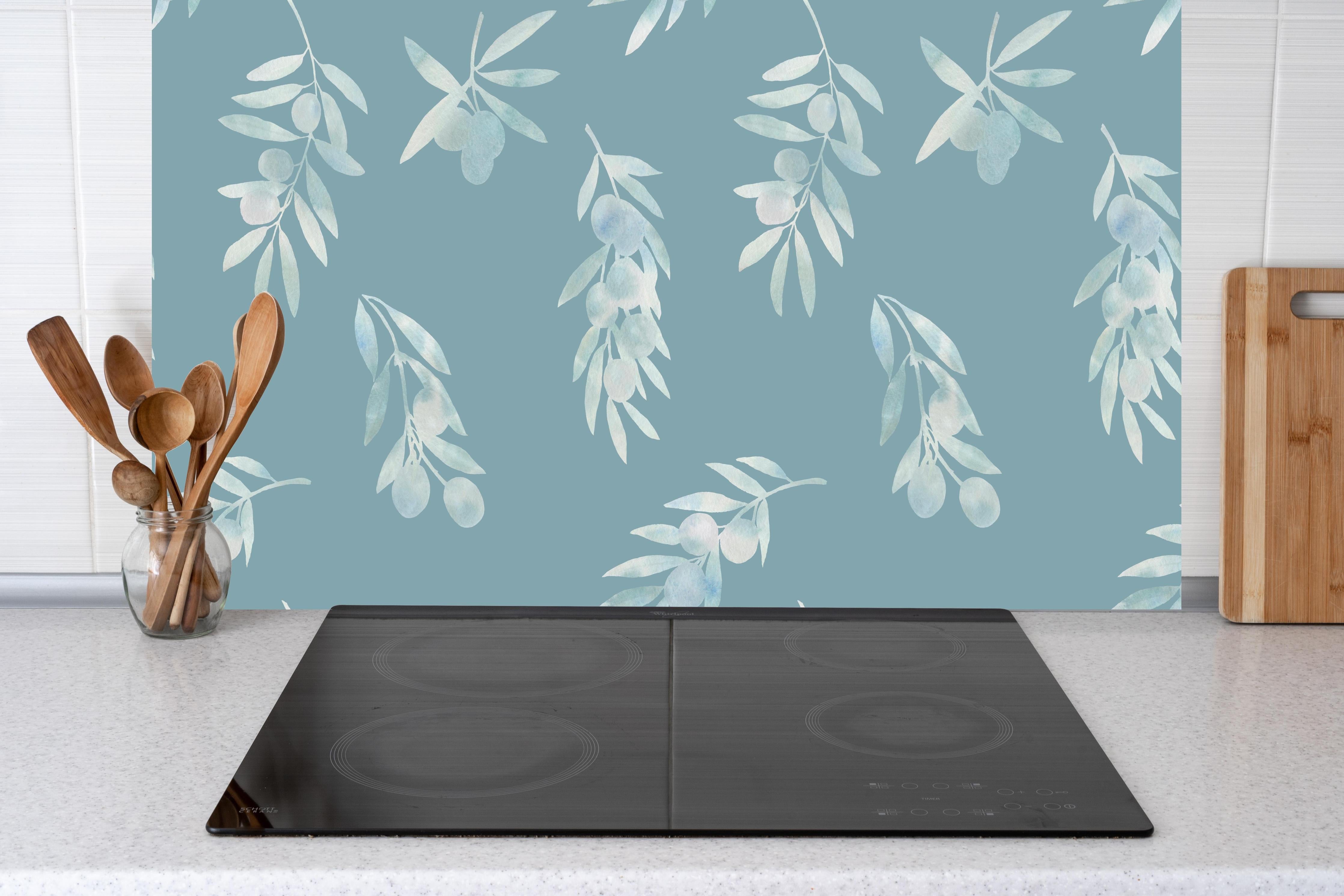Küche - Türkis Olivenzweige Muster hinter Cerankochfeld und Holz-Kochutensilien