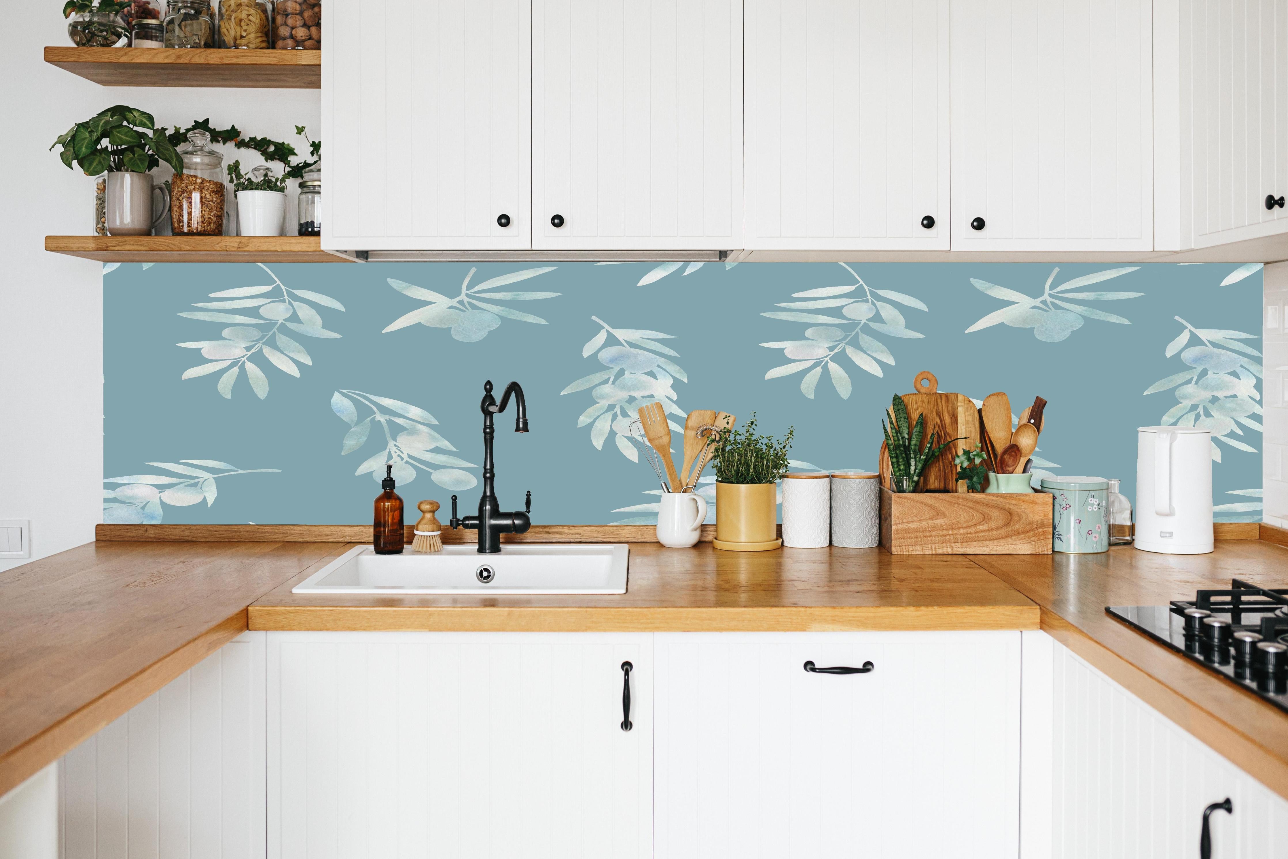Küche - Türkis Olivenzweige Muster in weißer Küche hinter Gewürzen und Kochlöffeln aus Holz