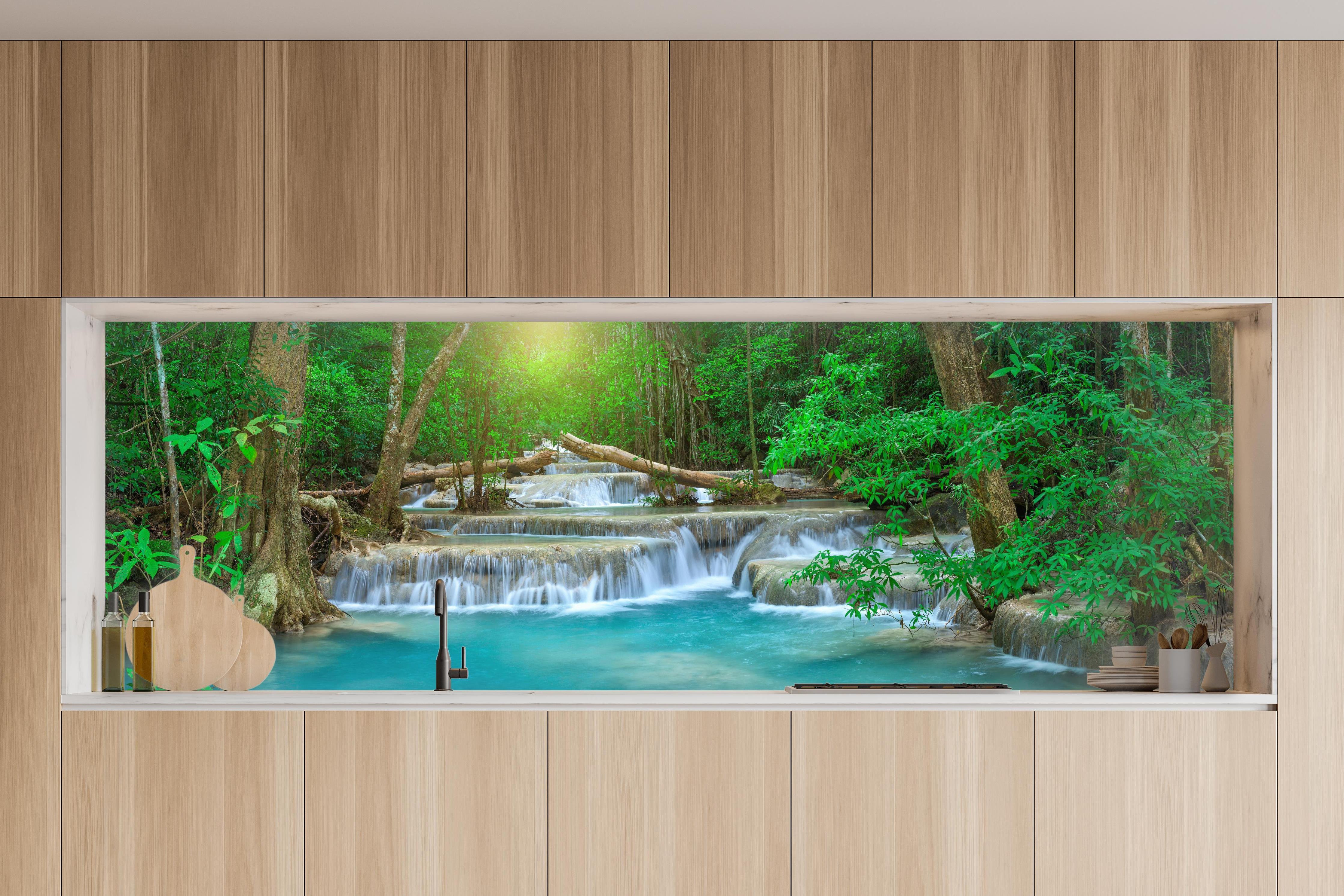 Küche - Türkis-Wasserfall im grünen Wald in charakteristischer Vollholz-Küche mit modernem Gasherd