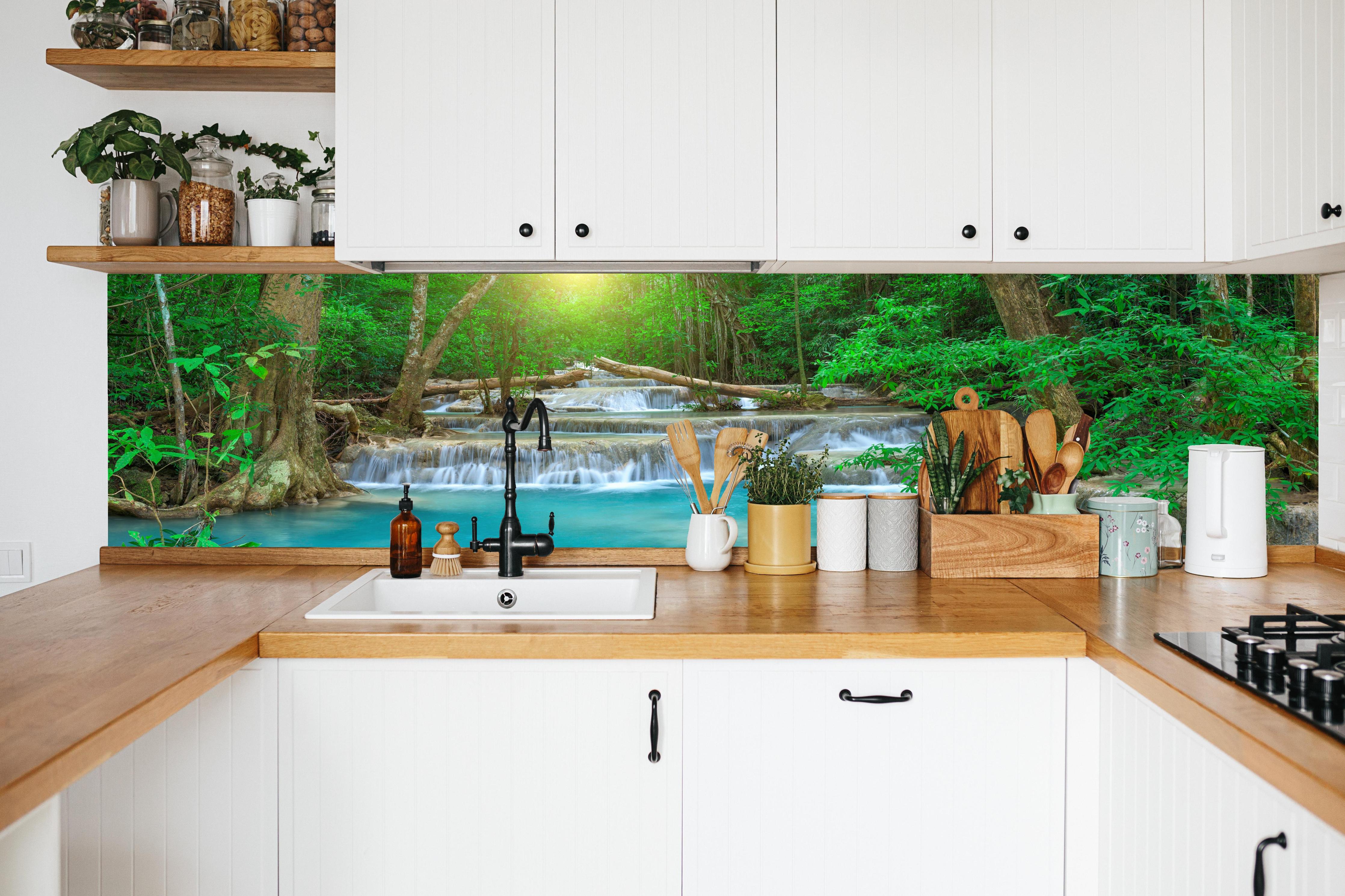 Küche - Türkis-Wasserfall im grünen Wald in weißer Küche hinter Gewürzen und Kochlöffeln aus Holz