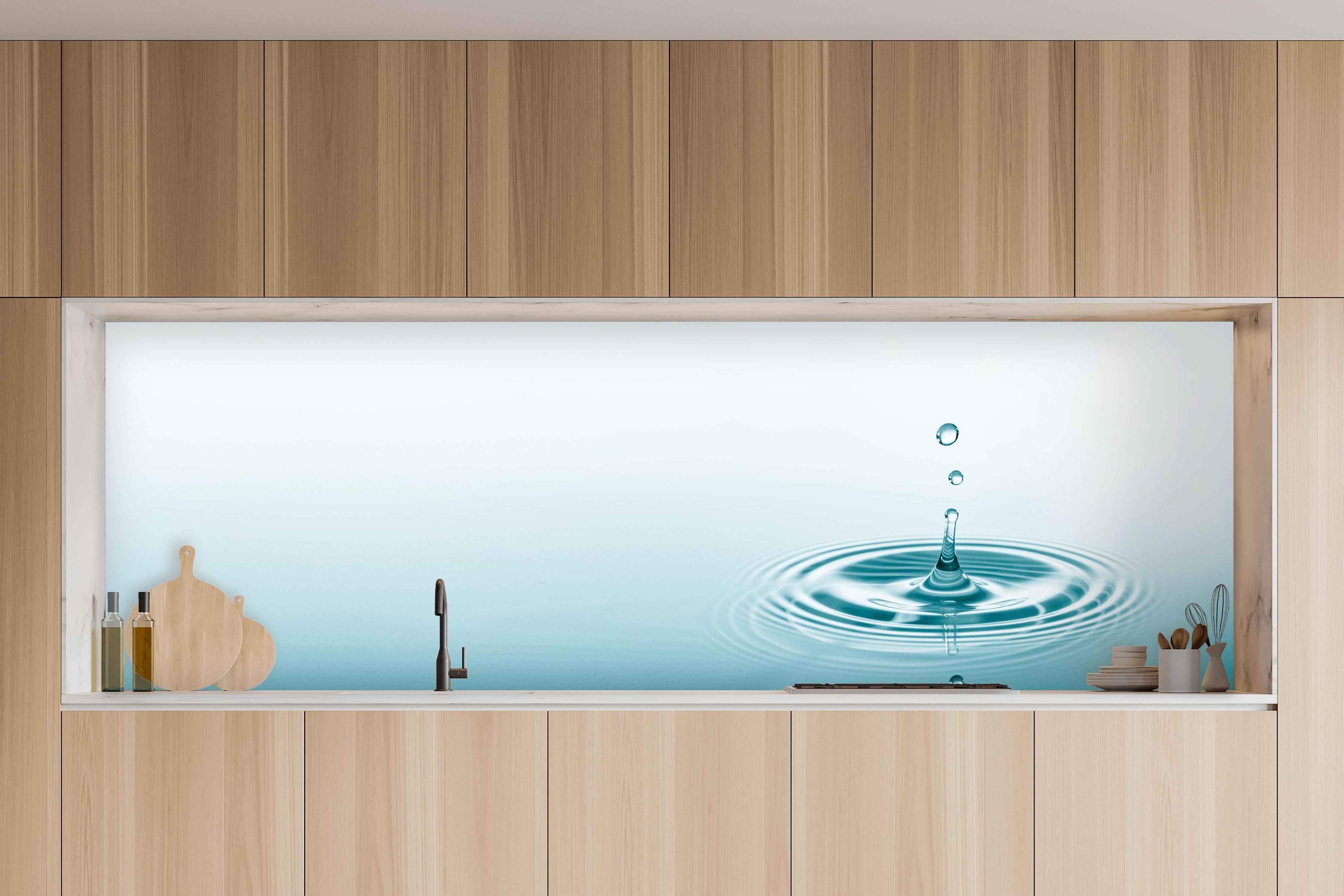 Küche - Türkis-Weißer Wassertropfen in charakteristischer Vollholz-Küche mit modernem Gasherd