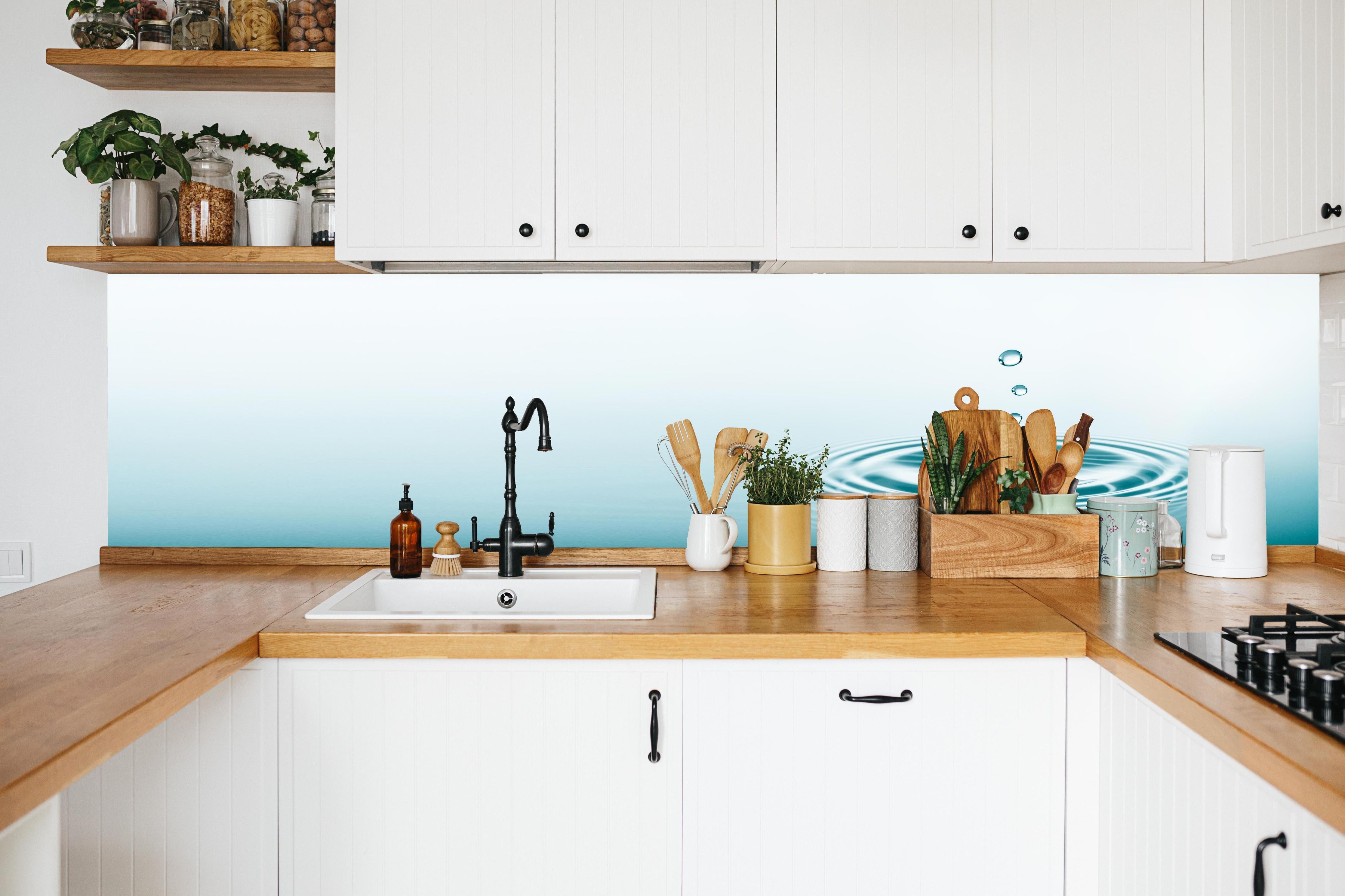 Küche - Türkis-Weißer Wassertropfen in weißer Küche hinter Gewürzen und Kochlöffeln aus Holz