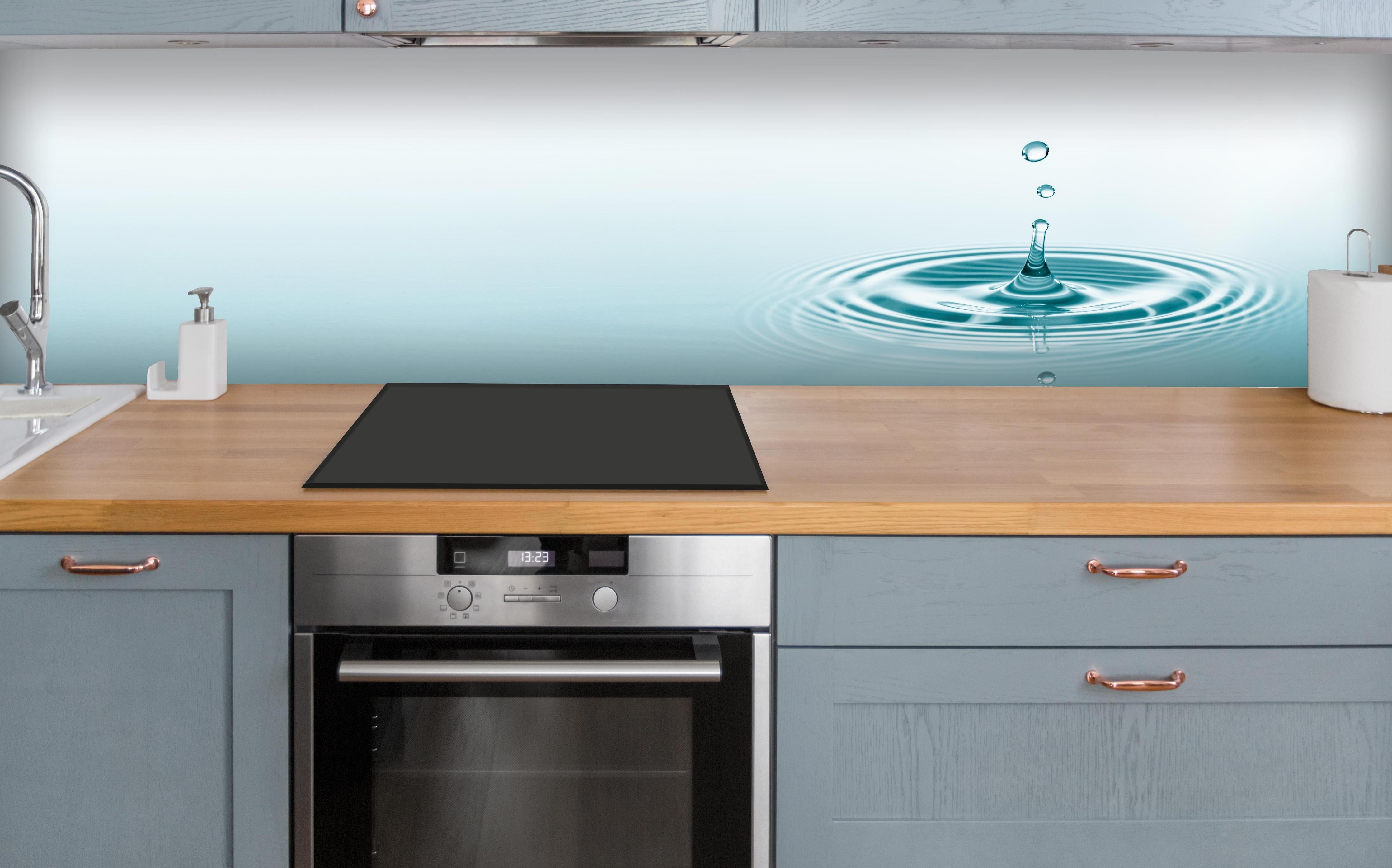 Küche - Türkis-Weißer Wassertropfen über polierter Holzarbeitsplatte mit Cerankochfeld