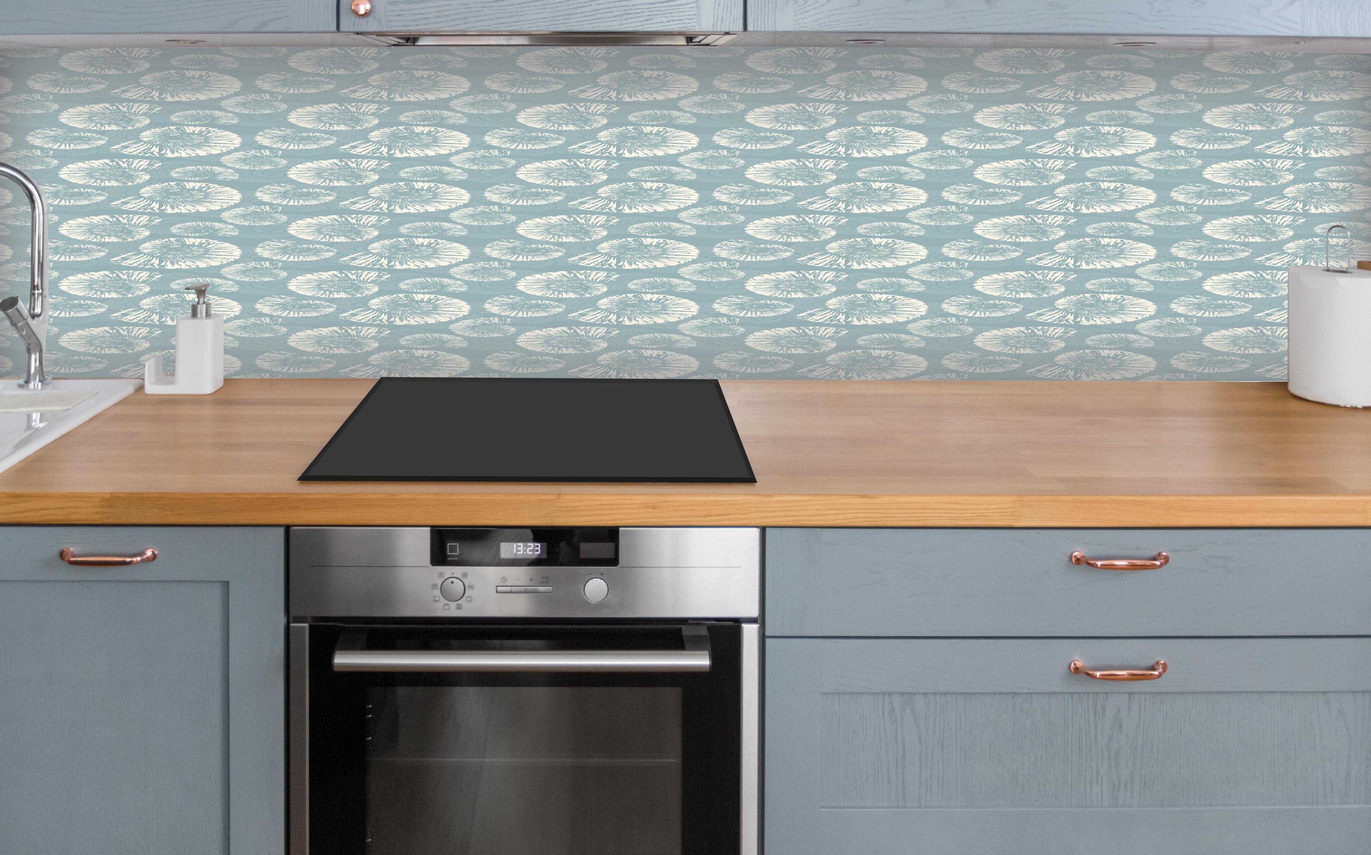 Küche - Türkis-Weißes Muschelmuster über polierter Holzarbeitsplatte mit Cerankochfeld