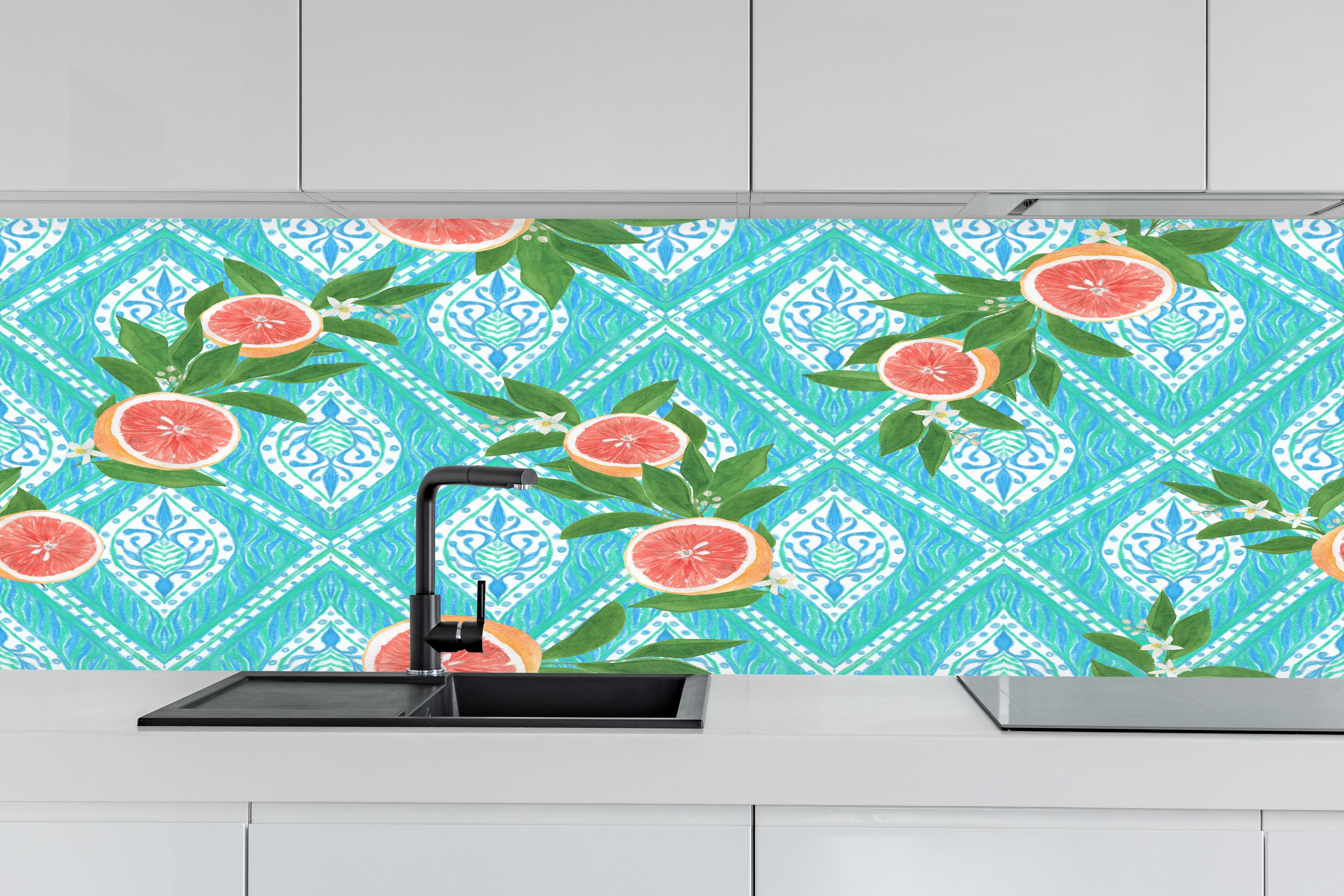 Küche - Türkis Zitrus Grapefruit Muster hinter weißen Hochglanz-Küchenregalen und schwarzem Wasserhahn