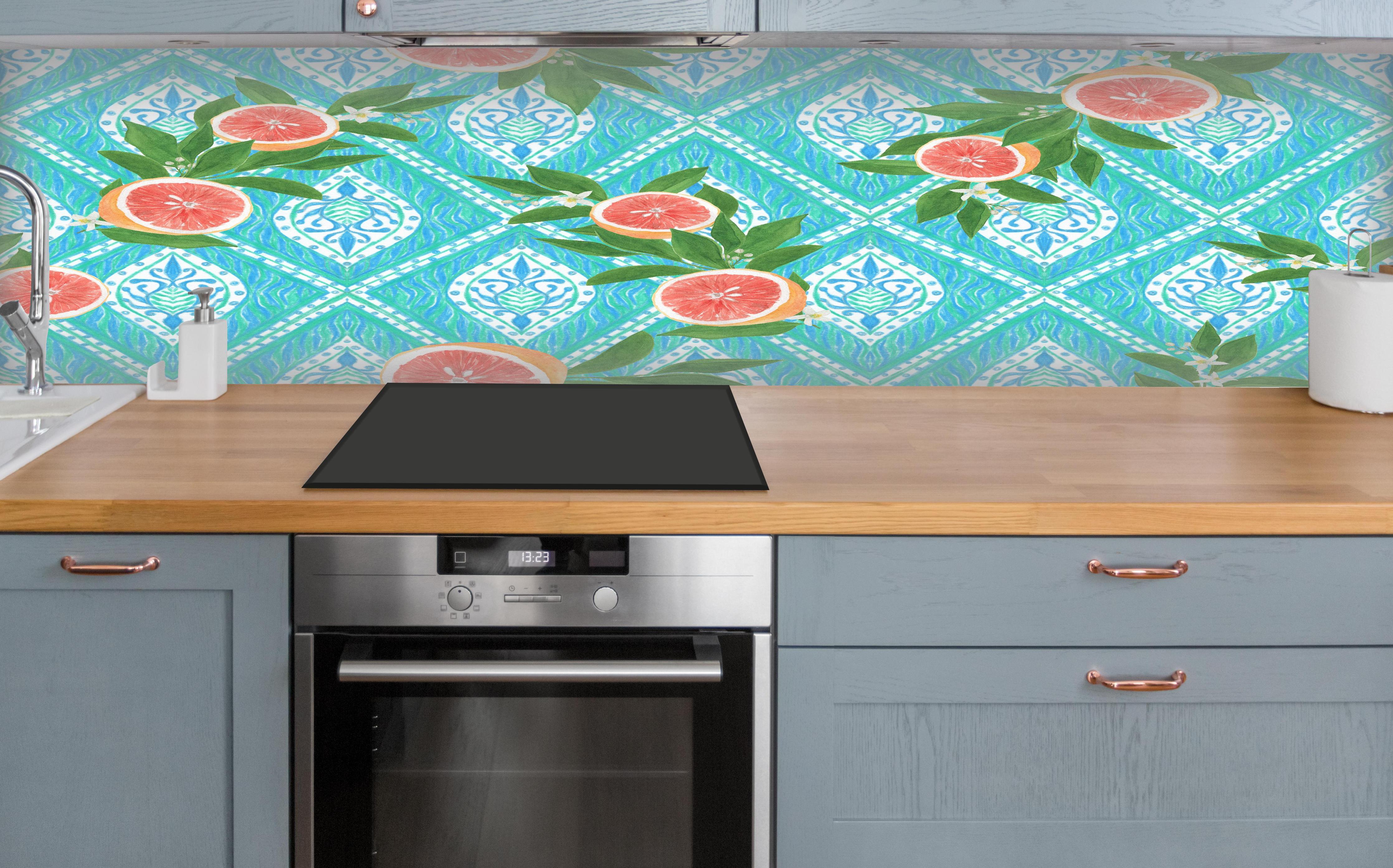 Küche - Türkis Zitrus Grapefruit Muster über polierter Holzarbeitsplatte mit Cerankochfeld