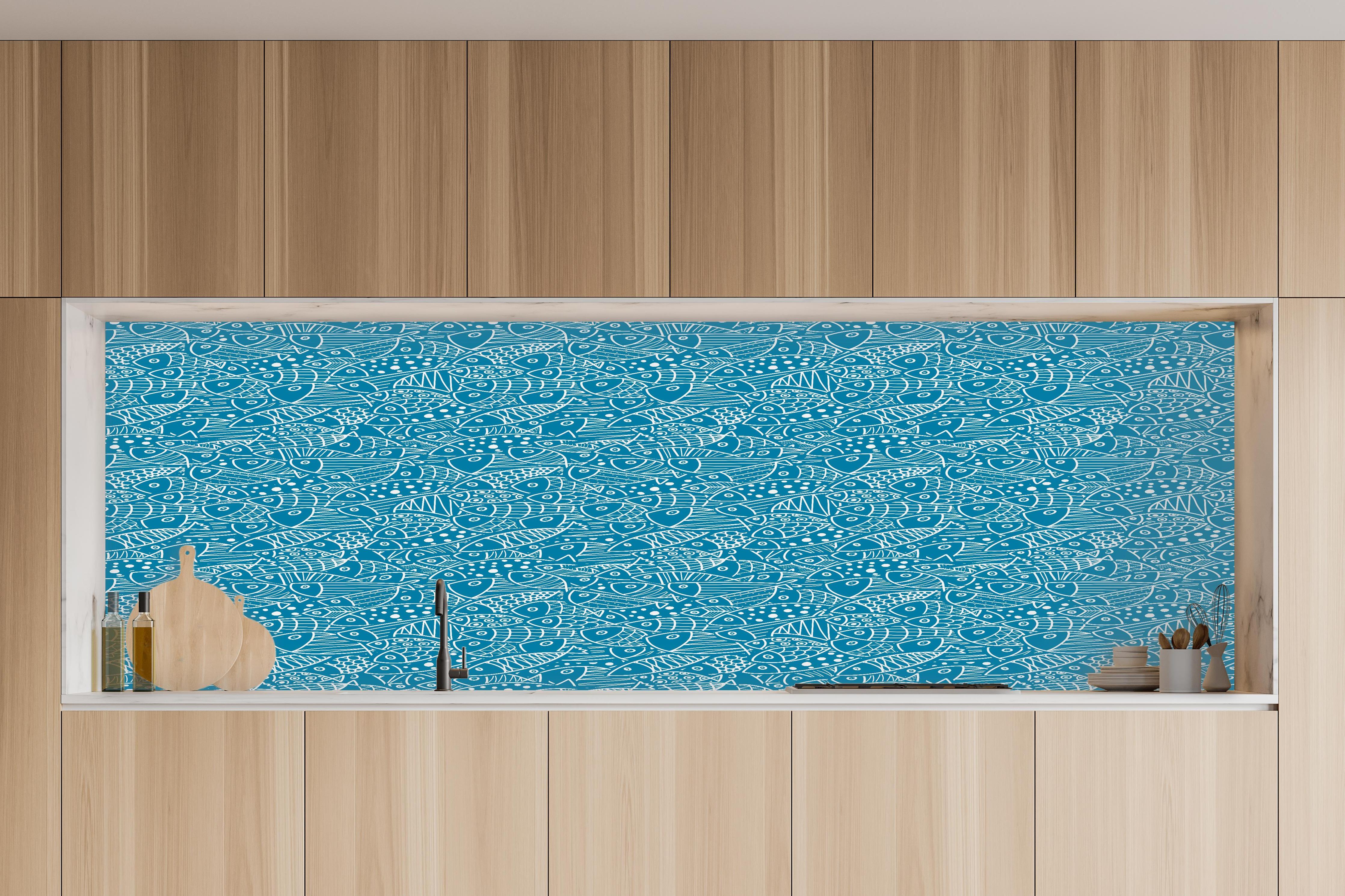 Küche - Türkis‑Weißes Fischmuster in charakteristischer Vollholz-Küche mit modernem Gasherd
