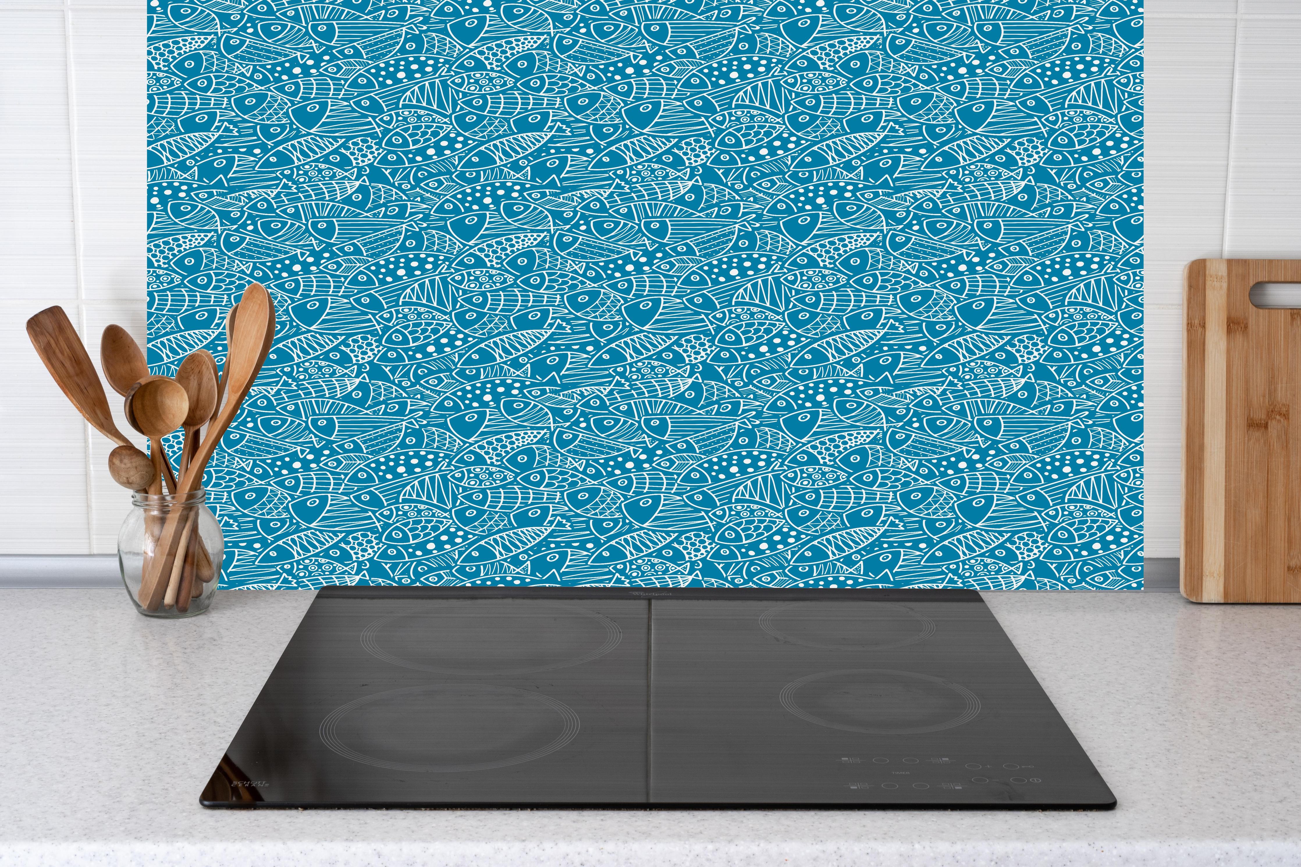 Küche - Türkis‑Weißes Fischmuster hinter Cerankochfeld und Holz-Kochutensilien