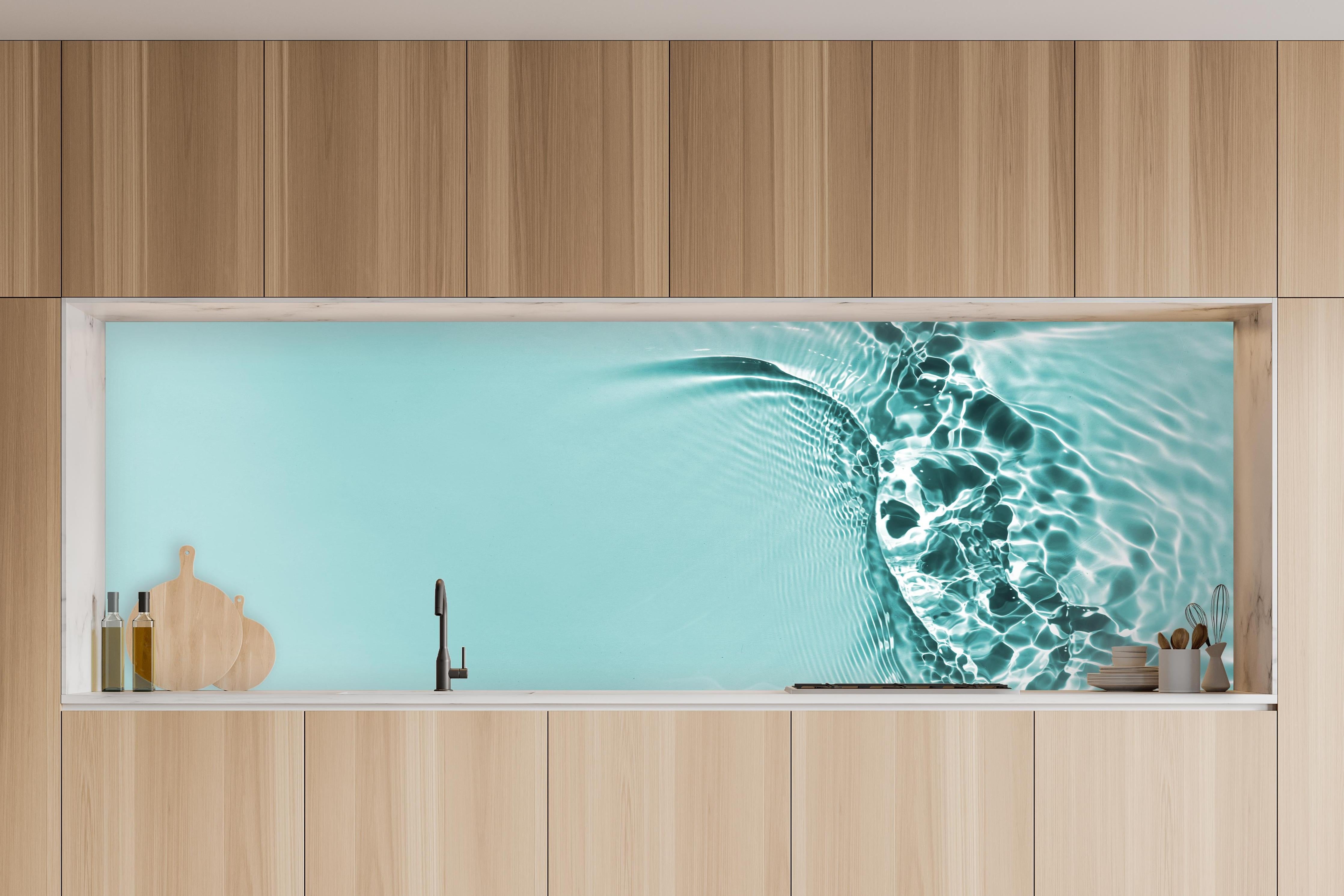 Küche - Türkisblaues Wasser mit Lichtreflexen in charakteristischer Vollholz-Küche mit modernem Gasherd