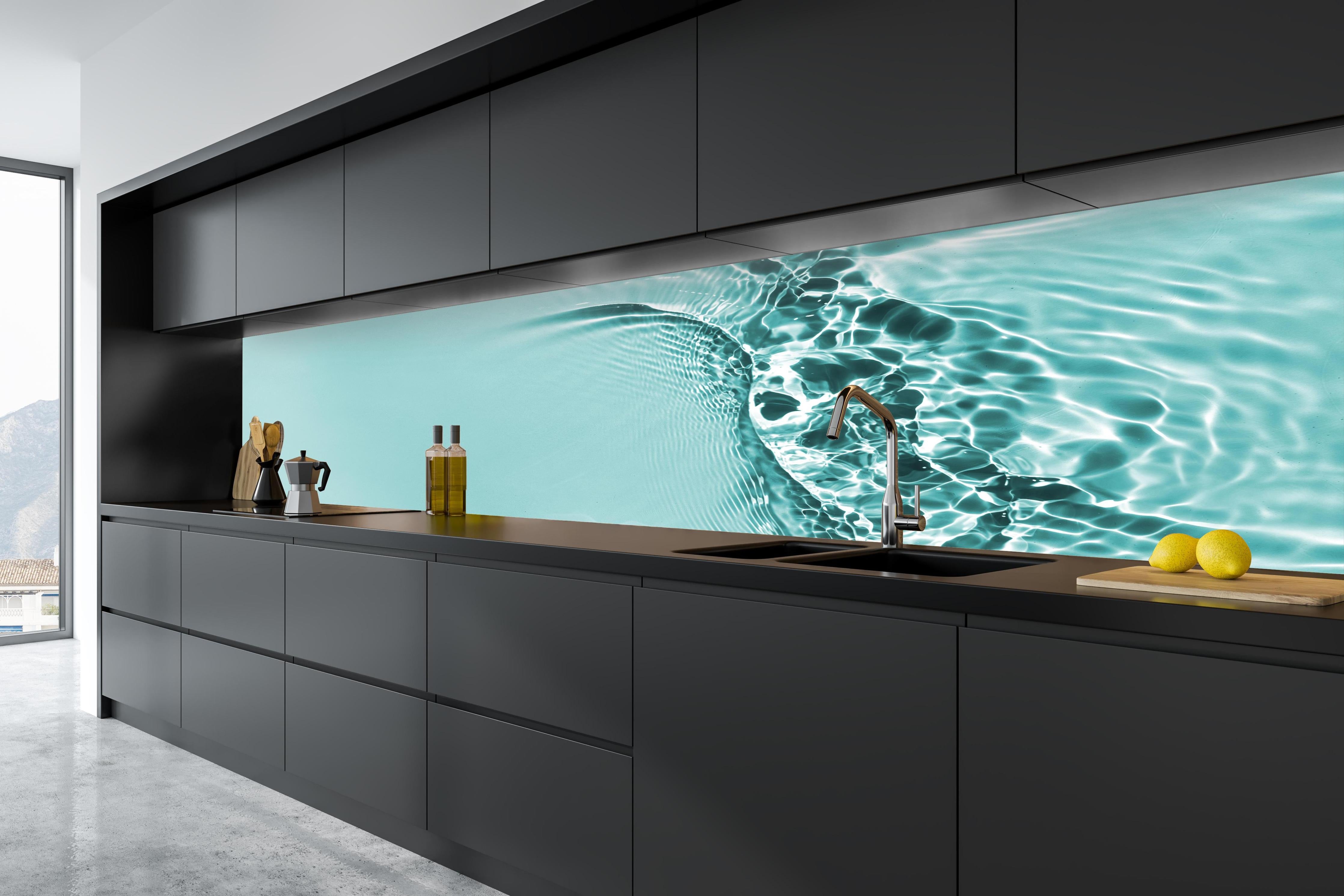 Küche - Türkisblaues Wasser mit Lichtreflexen in tiefschwarzer matt-premium Einbauküche