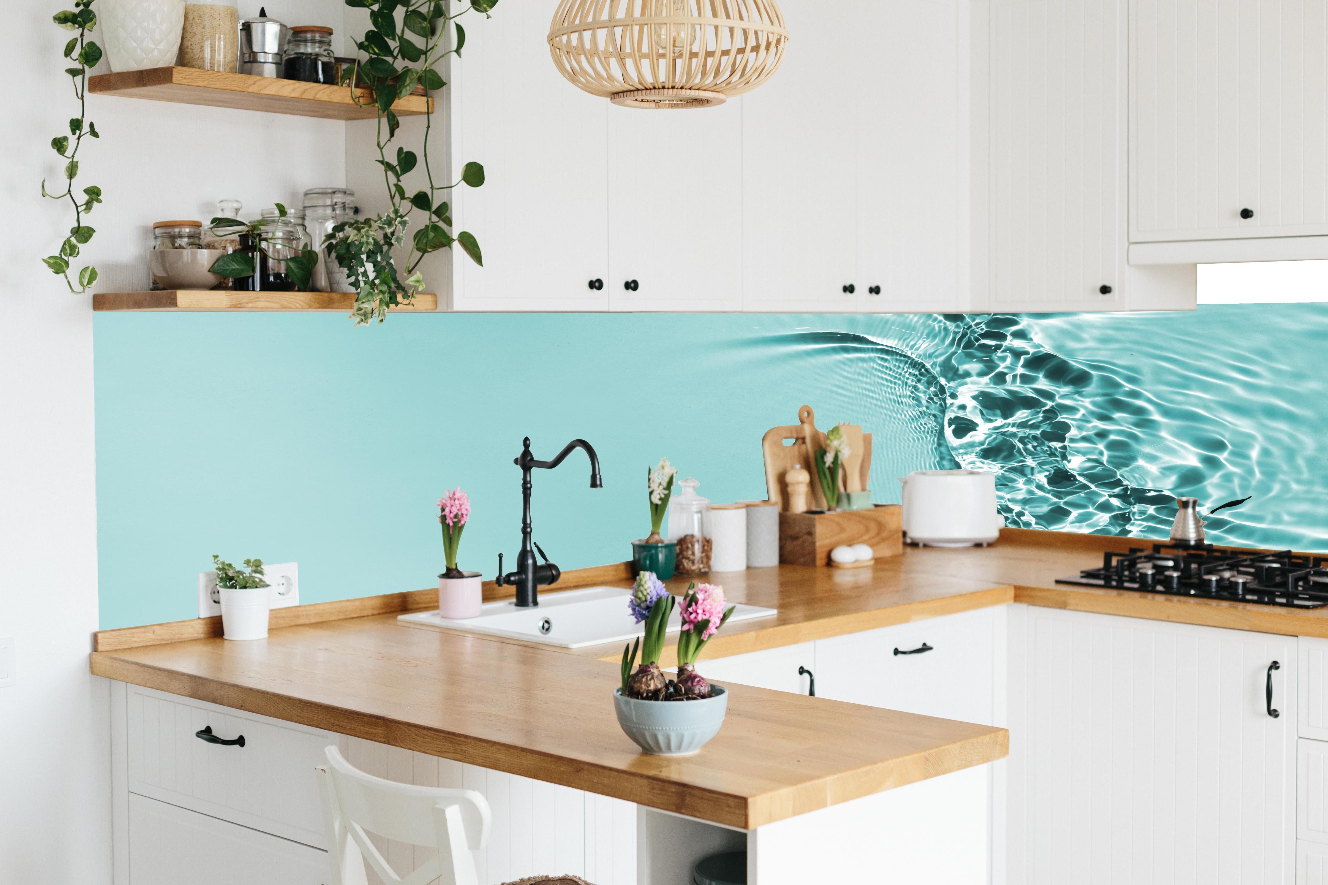 Küche - Türkisblaues Wasser mit Lichtreflexen in lebendiger Küche mit bunten Blumen