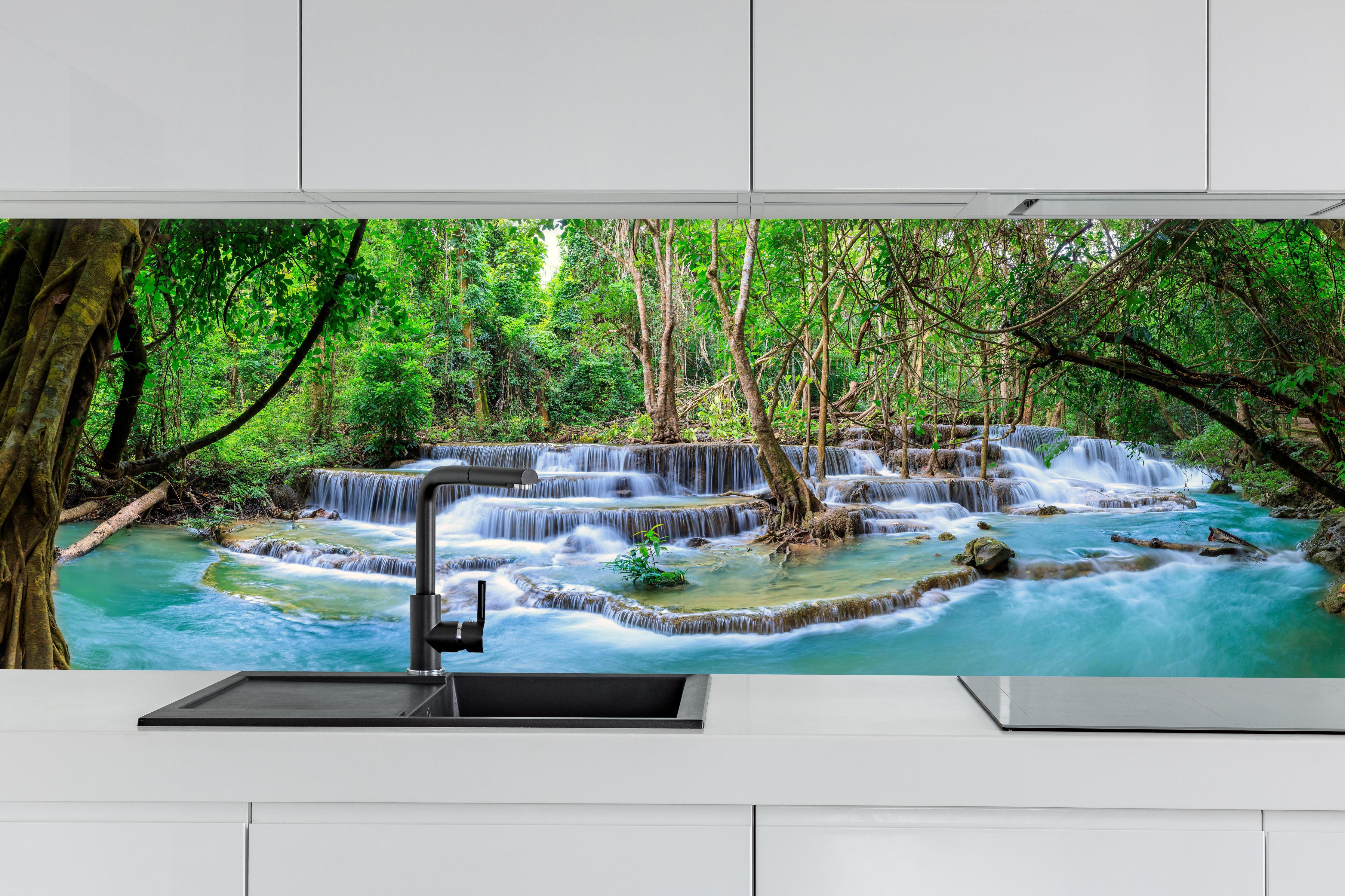 Küche - Türkisgrüner Dschungel-Wasserfall hinter weißen Hochglanz-Küchenregalen und schwarzem Wasserhahn