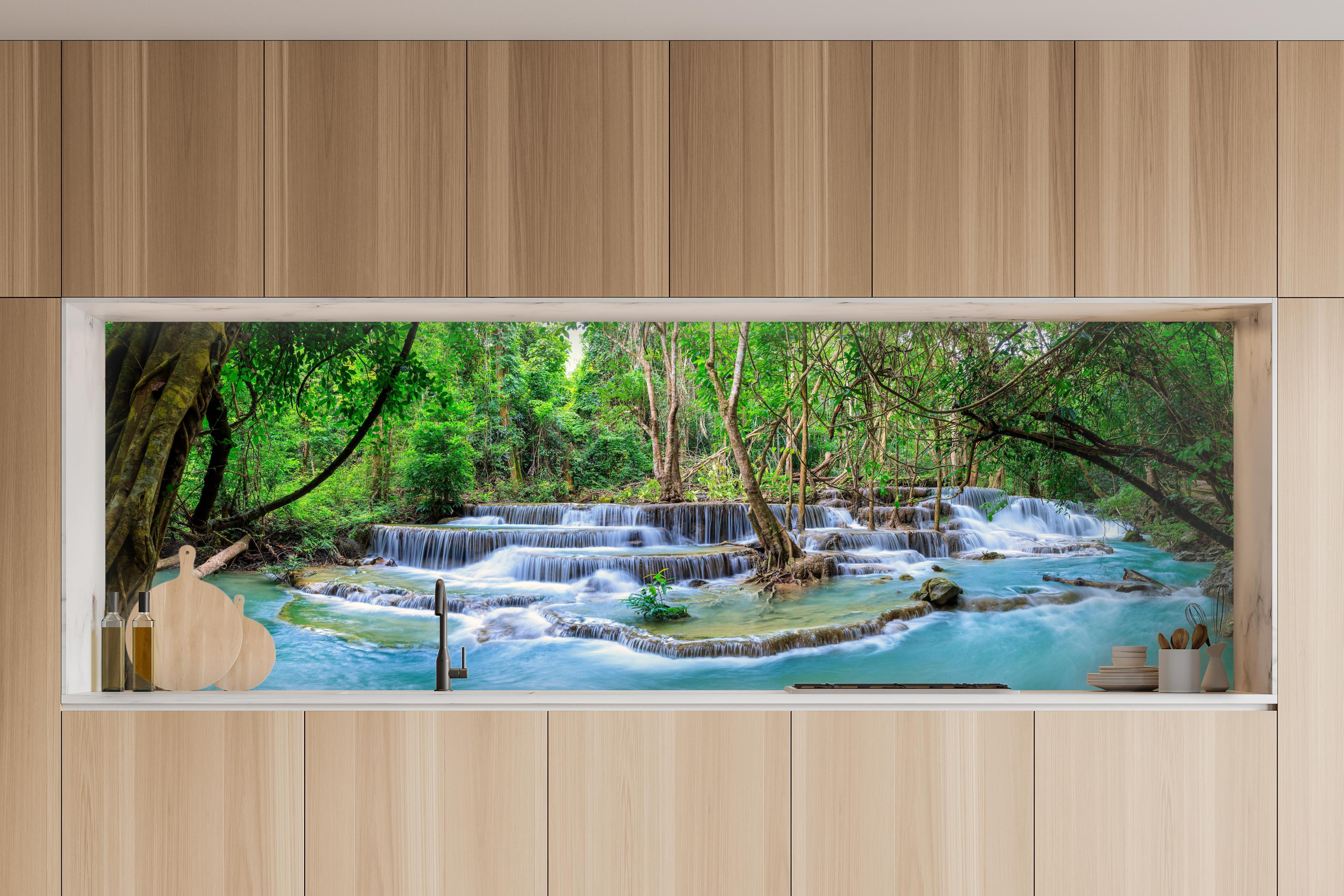 Küche - Türkisgrüner Dschungel-Wasserfall in charakteristischer Vollholz-Küche mit modernem Gasherd