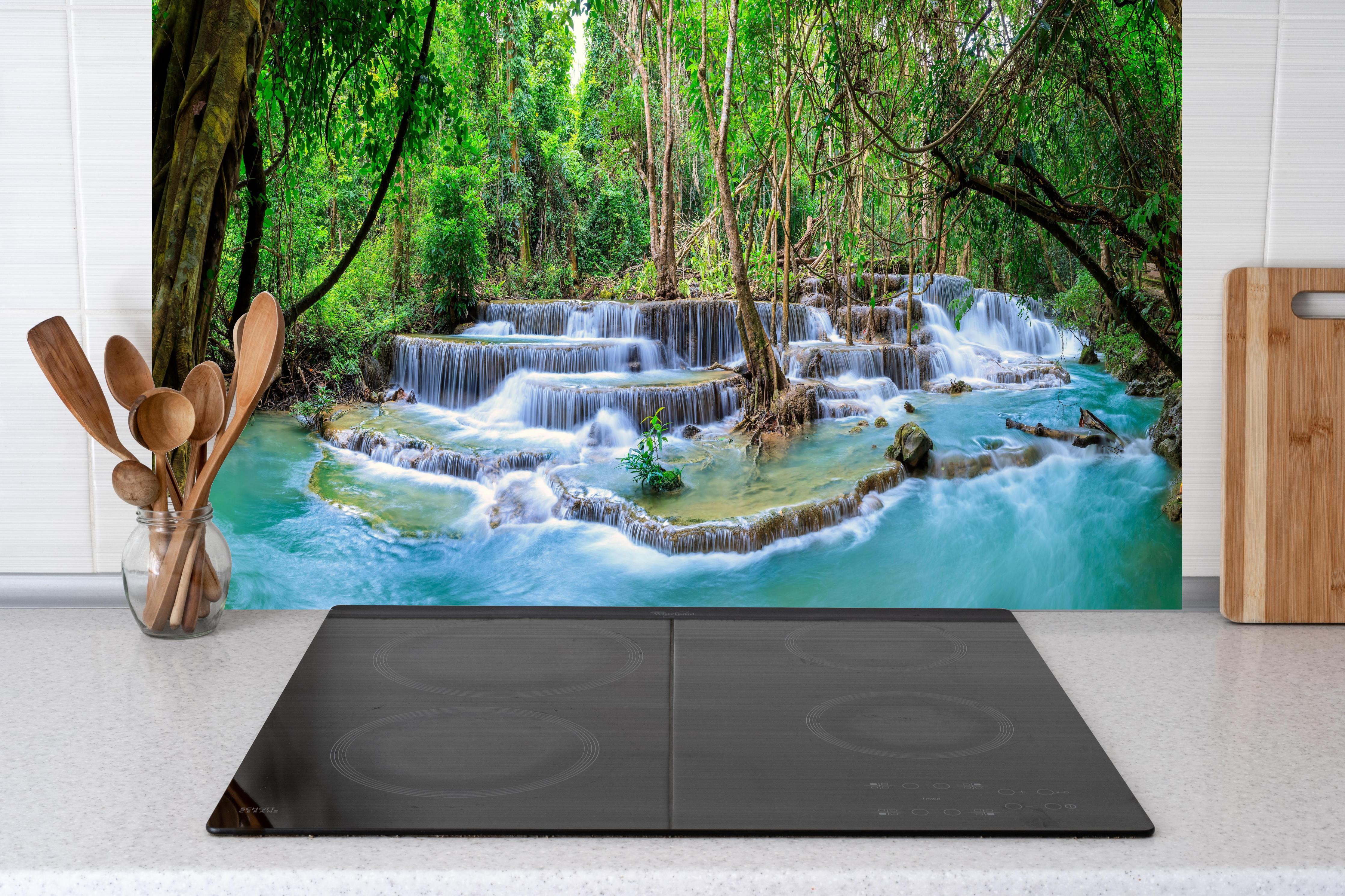 Küche - Türkisgrüner Dschungel-Wasserfall hinter Cerankochfeld und Holz-Kochutensilien