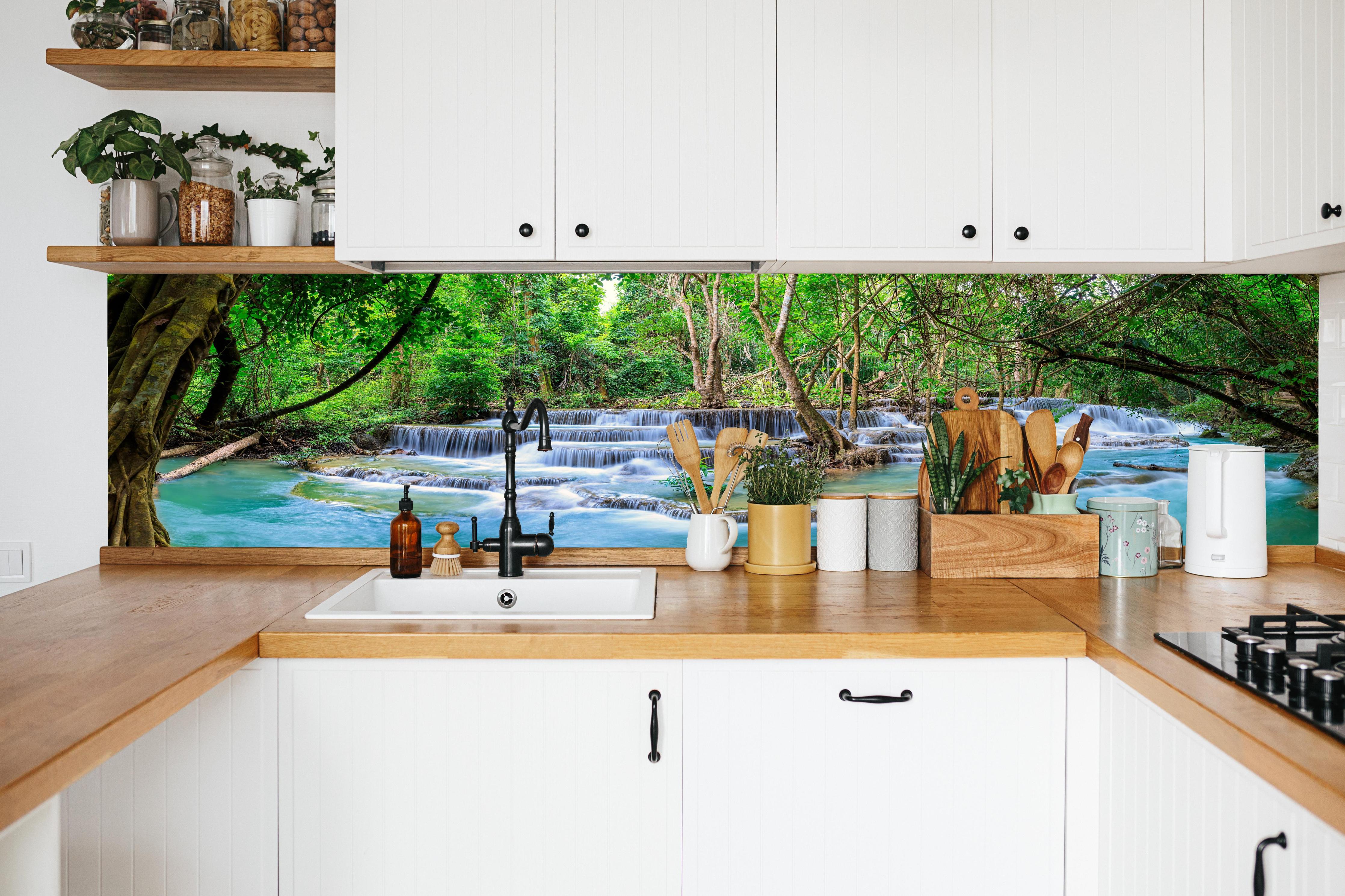 Küche - Türkisgrüner Dschungel-Wasserfall in weißer Küche hinter Gewürzen und Kochlöffeln aus Holz