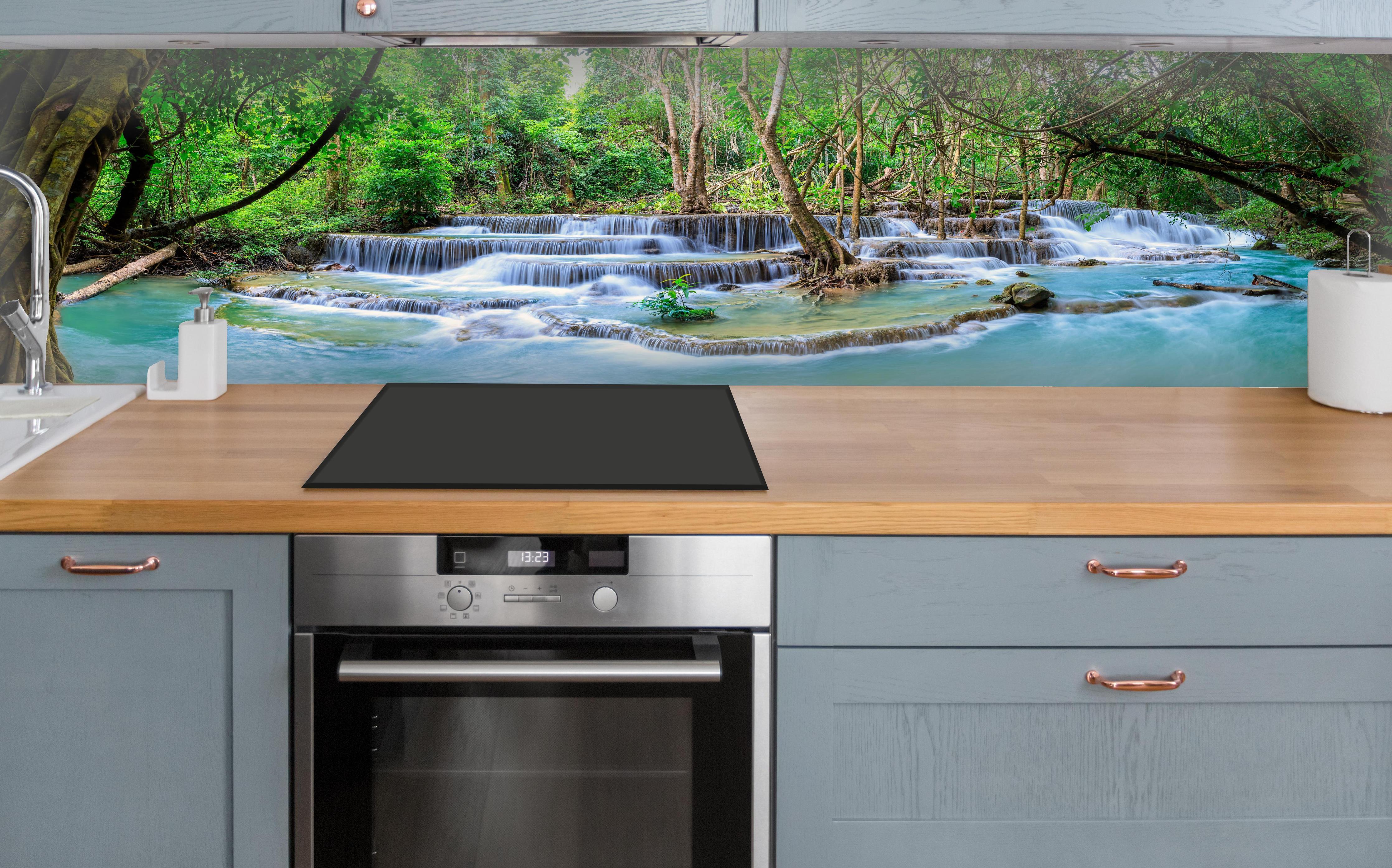 Küche - Türkisgrüner Dschungel-Wasserfall über polierter Holzarbeitsplatte mit Cerankochfeld