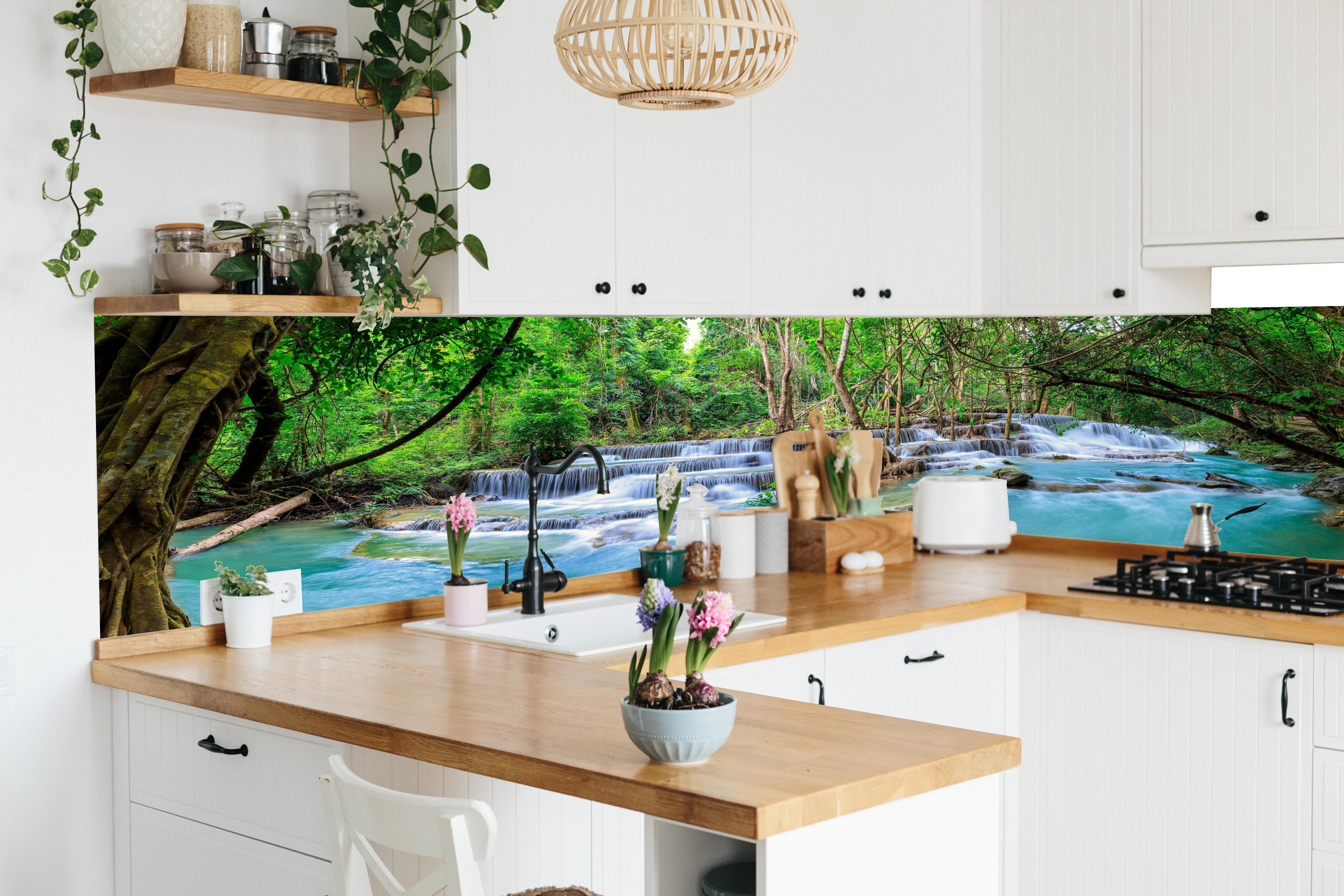 Küche - Türkisgrüner Dschungel-Wasserfall in lebendiger Küche mit bunten Blumen