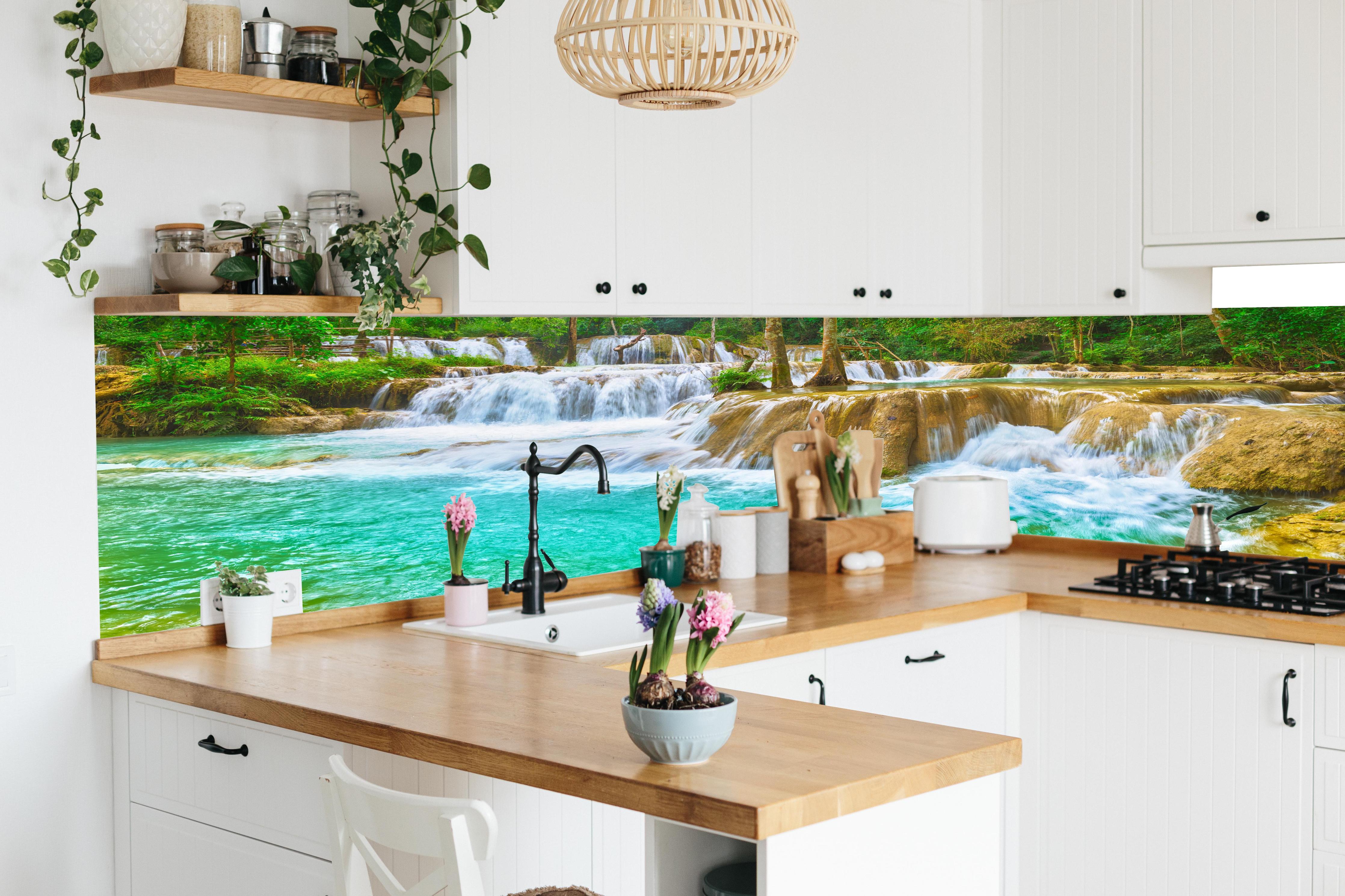Küche - Türkisgrüner Stufen-Wasserfall in lebendiger Küche mit bunten Blumen