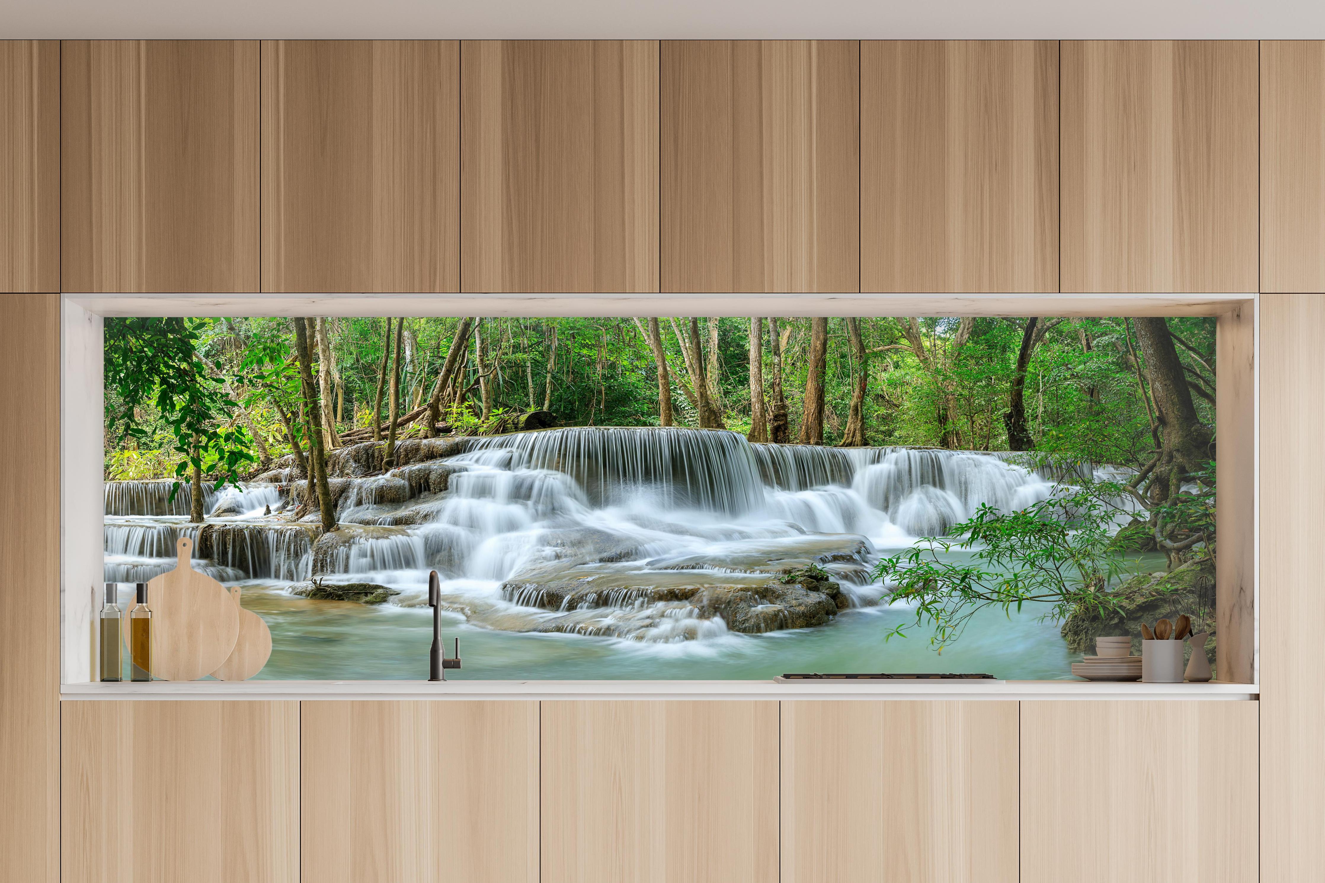 Küche - Türkisgrüner Wasserfall im Wald in charakteristischer Vollholz-Küche mit modernem Gasherd