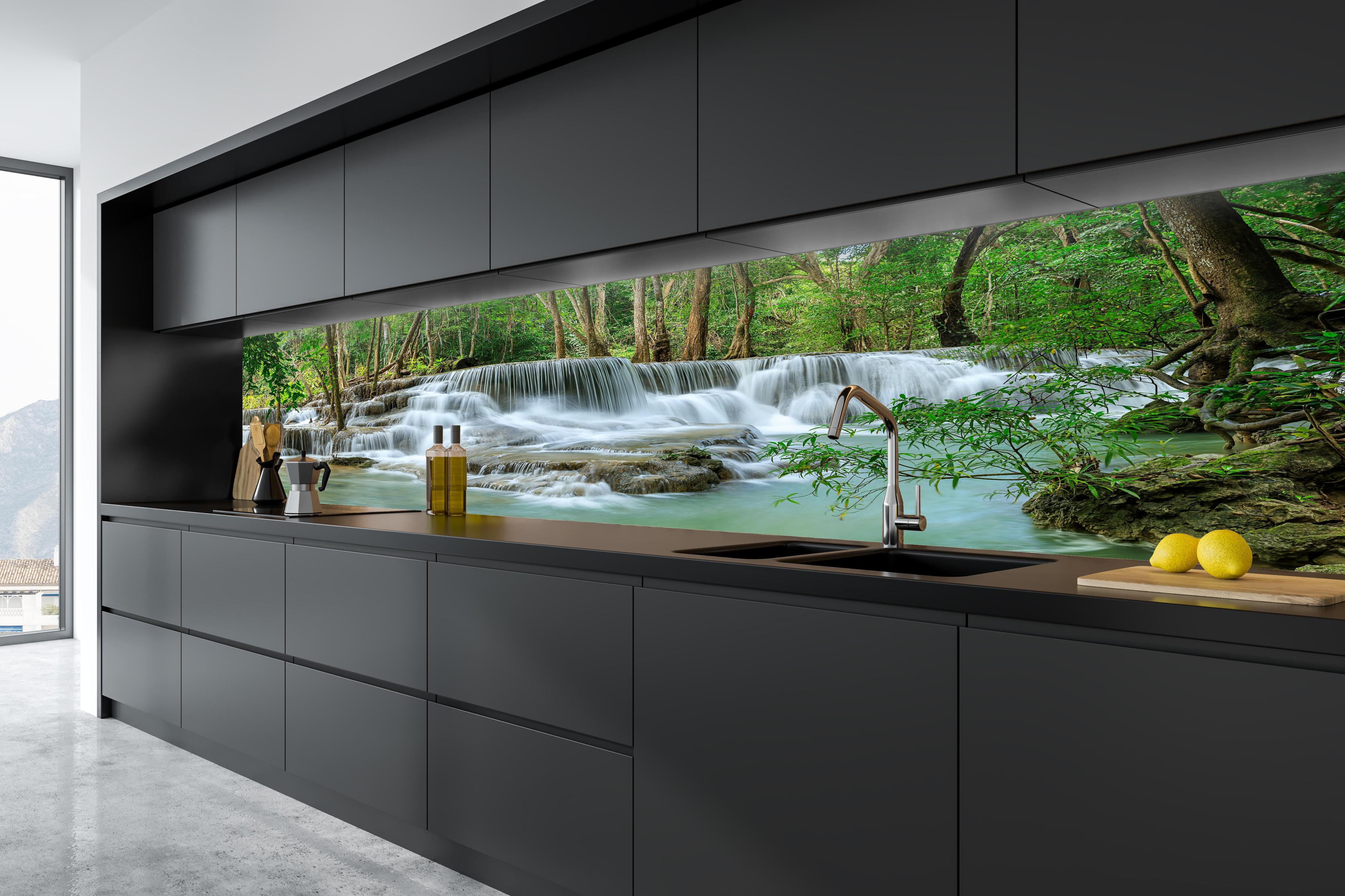 Küche - Türkisgrüner Wasserfall im Wald in tiefschwarzer matt-premium Einbauküche