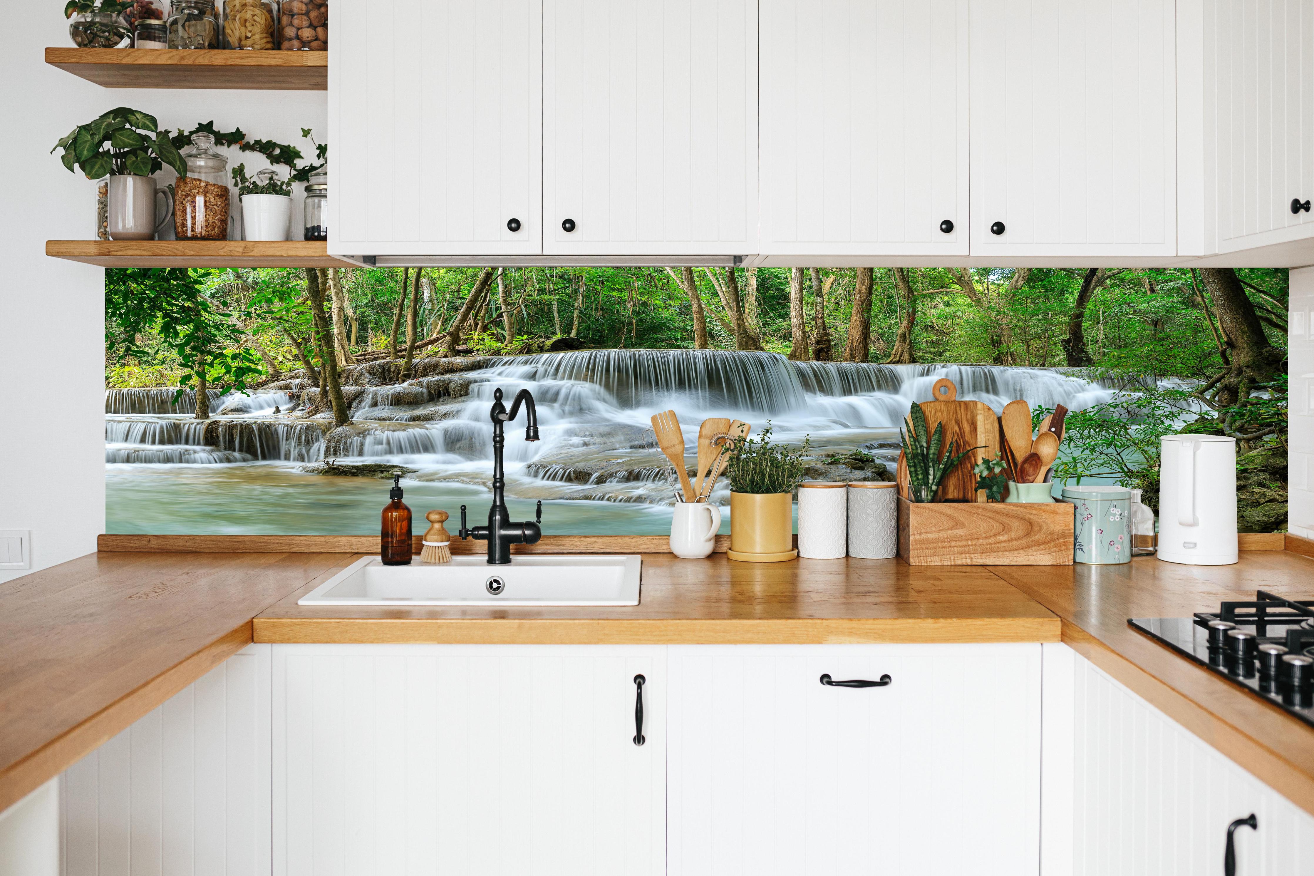Küche - Türkisgrüner Wasserfall im Wald in weißer Küche hinter Gewürzen und Kochlöffeln aus Holz