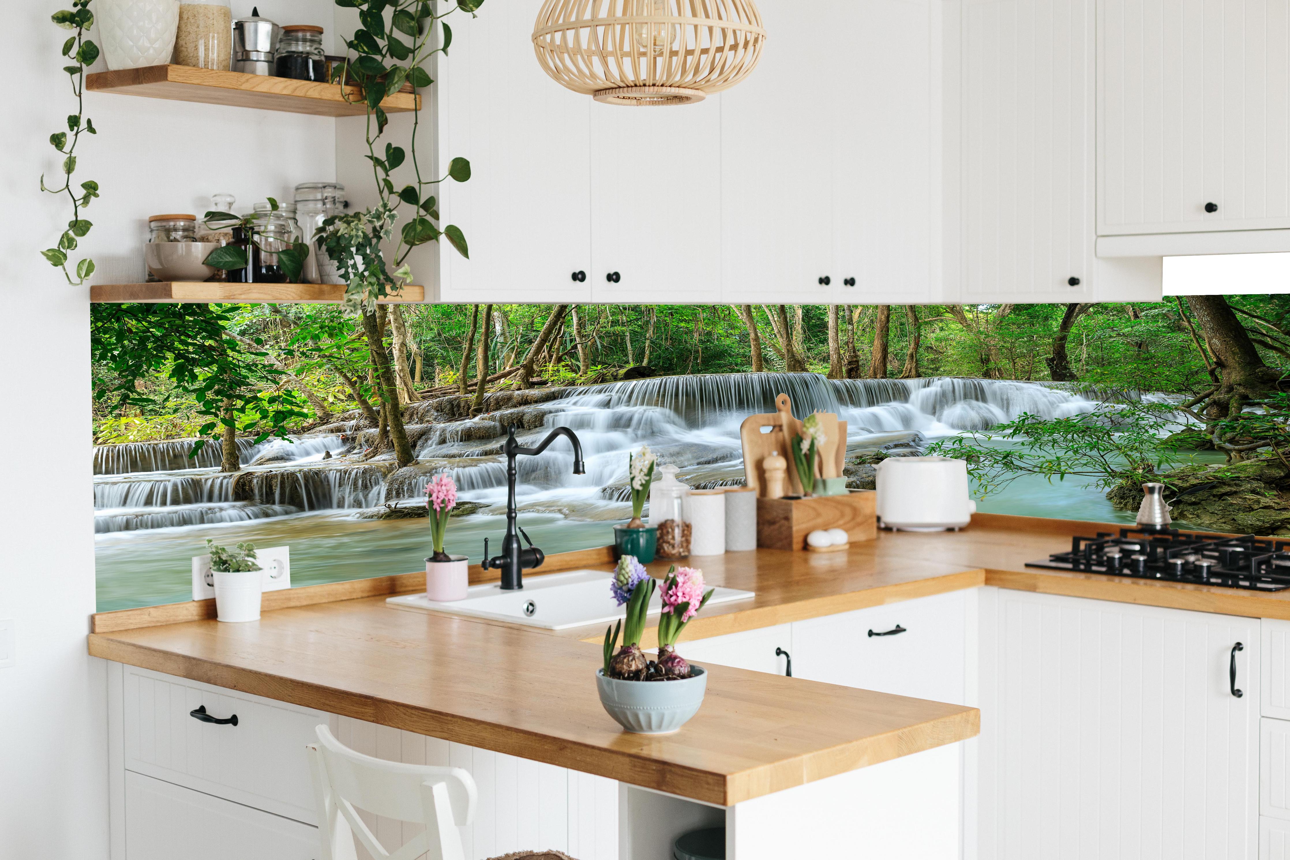 Küche - Türkisgrüner Wasserfall im Wald in lebendiger Küche mit bunten Blumen