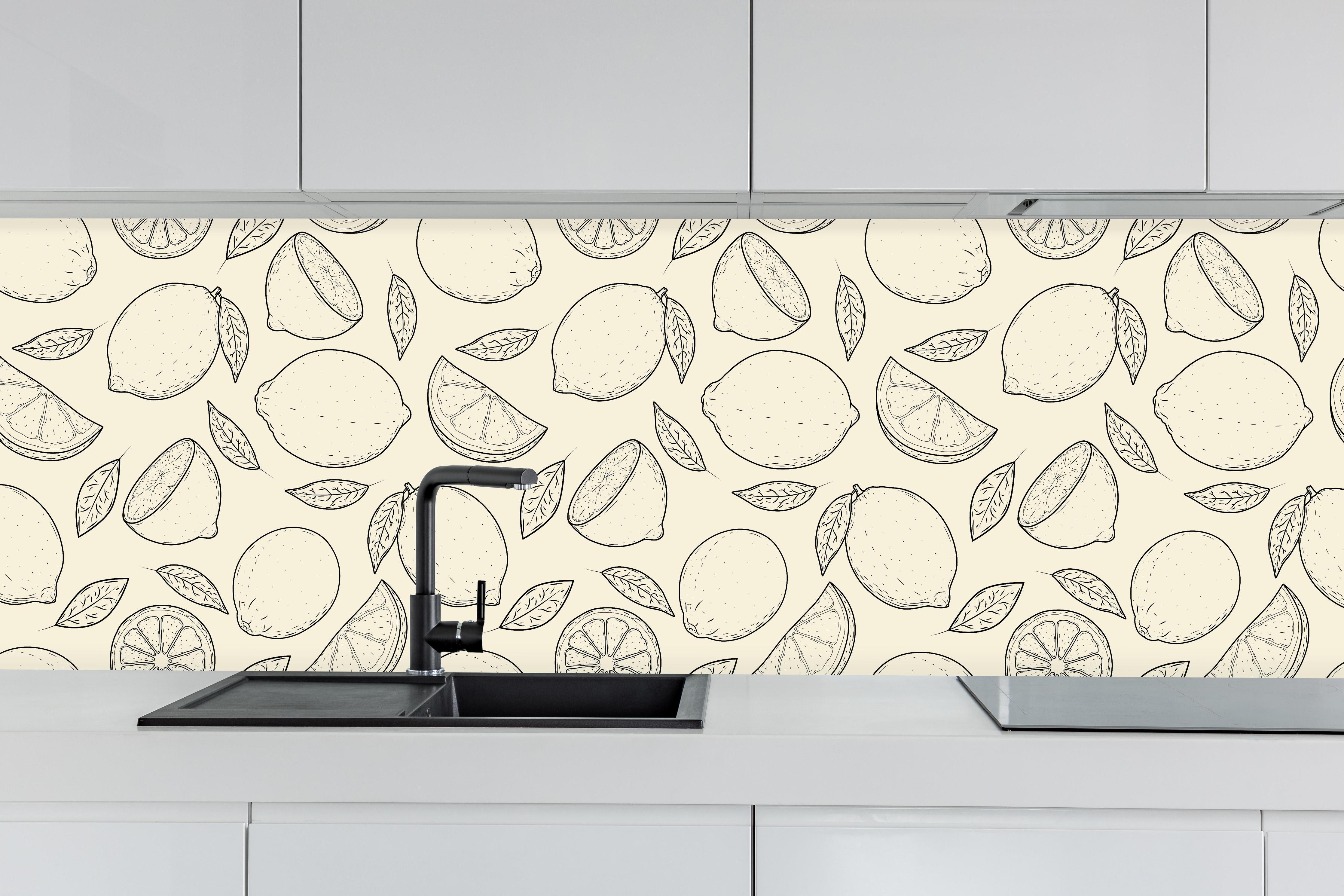 Küche - Urban Lemon Zitronen-Muster Beige hinter weißen Hochglanz-Küchenregalen und schwarzem Wasserhahn