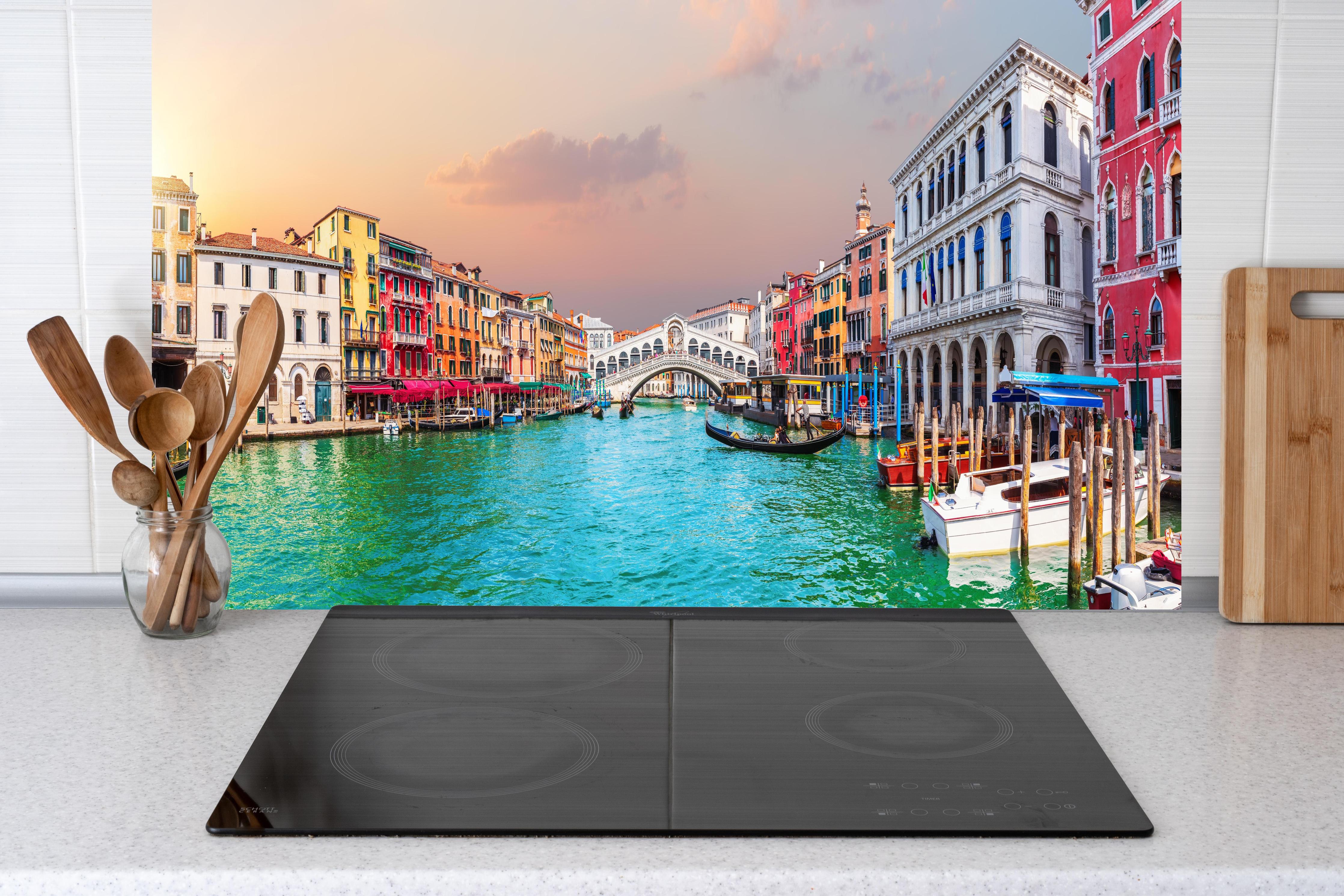 Küche - Venedig Kanal bei Sonnenuntergang hinter Cerankochfeld und Holz-Kochutensilien