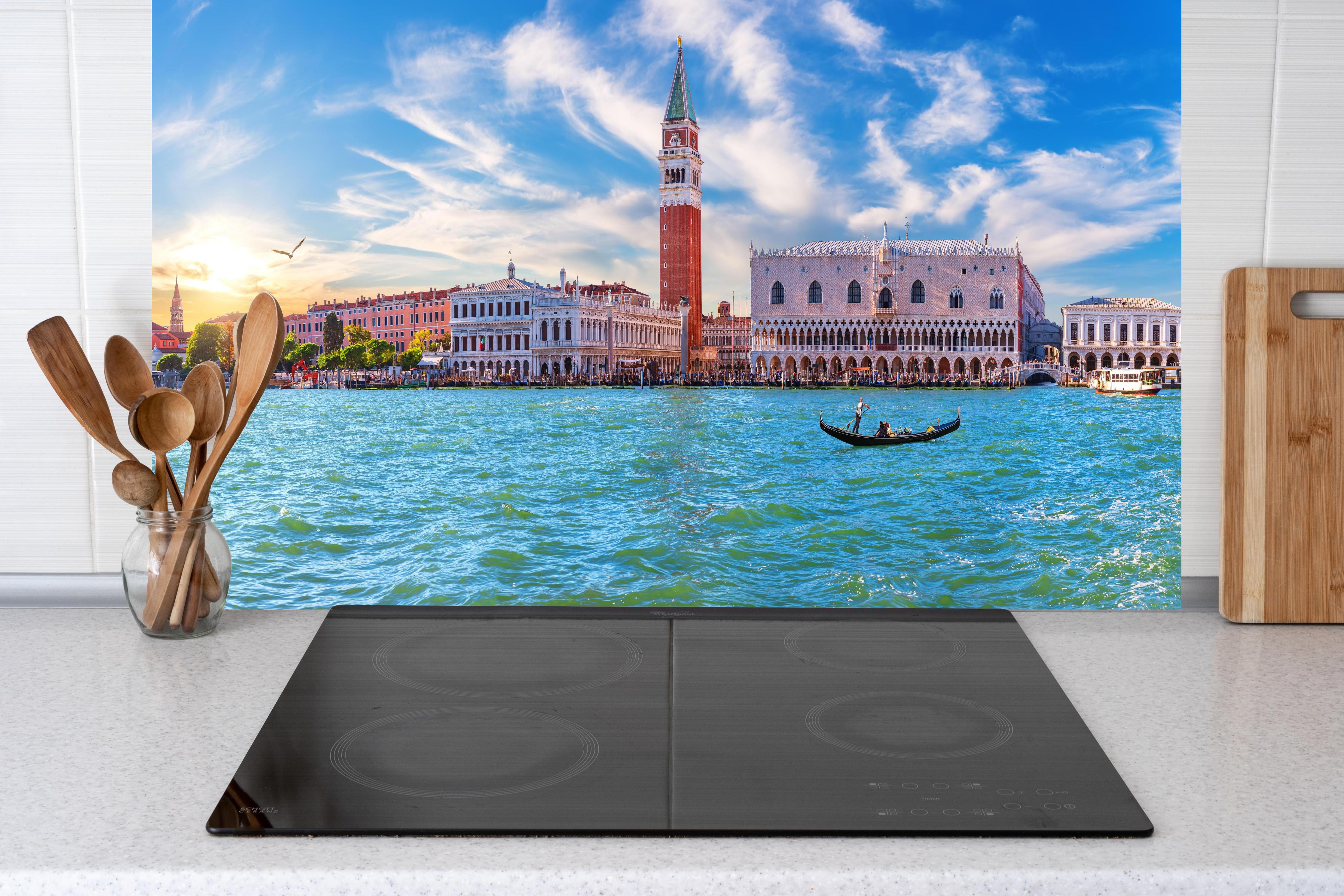 Küche - Venedig Skyline Blau-Türkis hinter Cerankochfeld und Holz-Kochutensilien