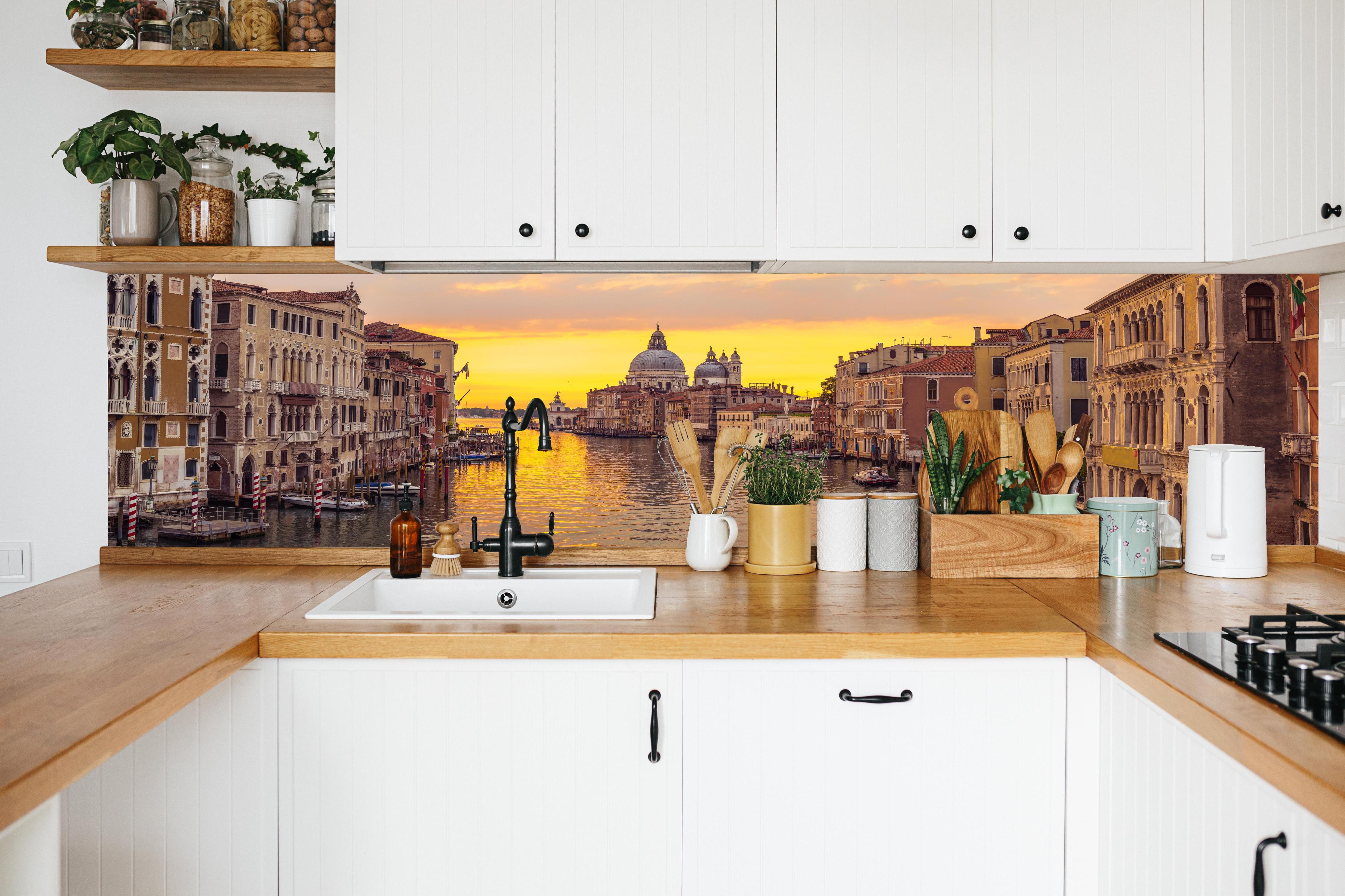 Küche - Venedig Skyline Sonnenuntergang in weißer Küche hinter Gewürzen und Kochlöffeln aus Holz