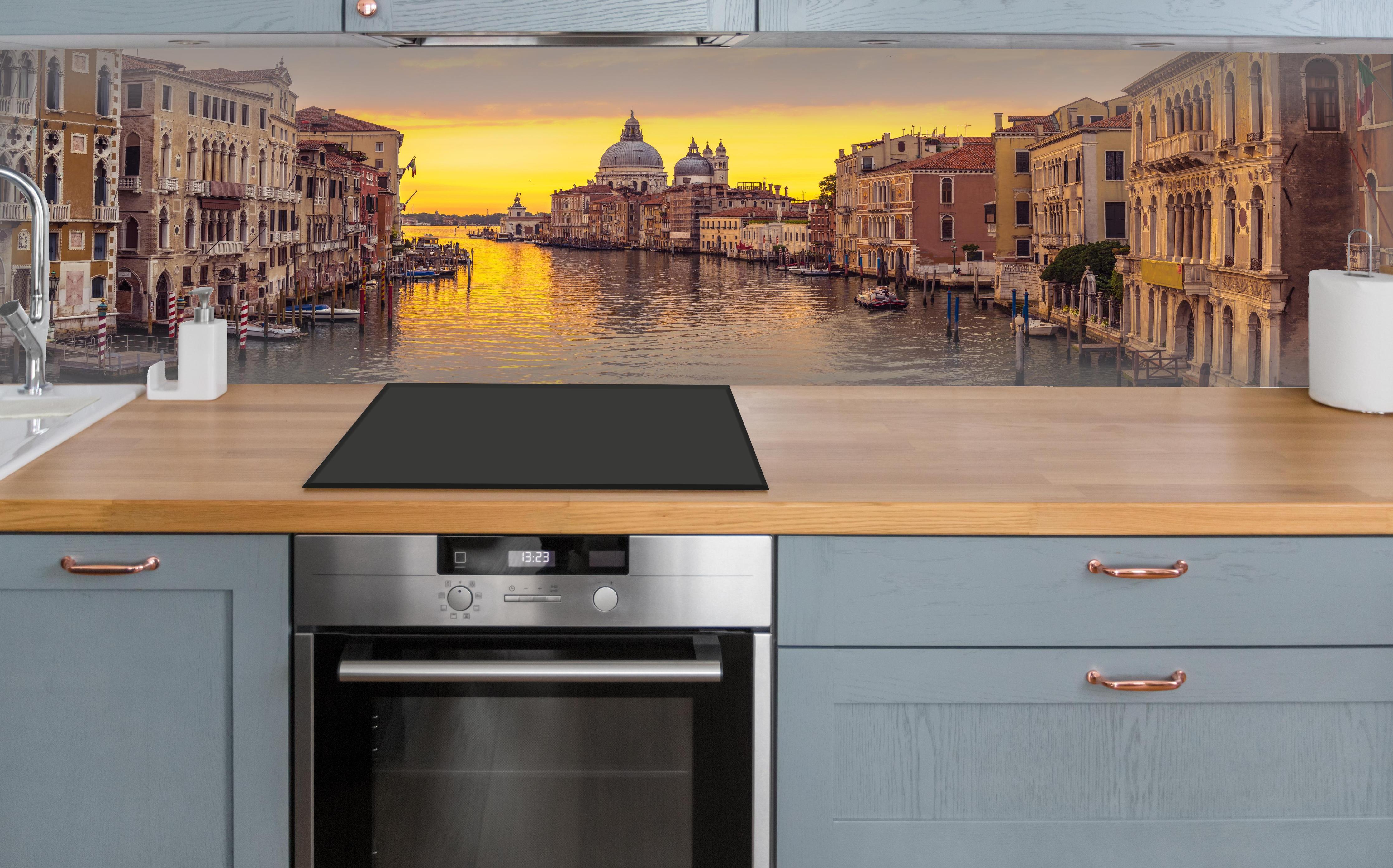 Küche - Venedig Skyline Sonnenuntergang über polierter Holzarbeitsplatte mit Cerankochfeld
