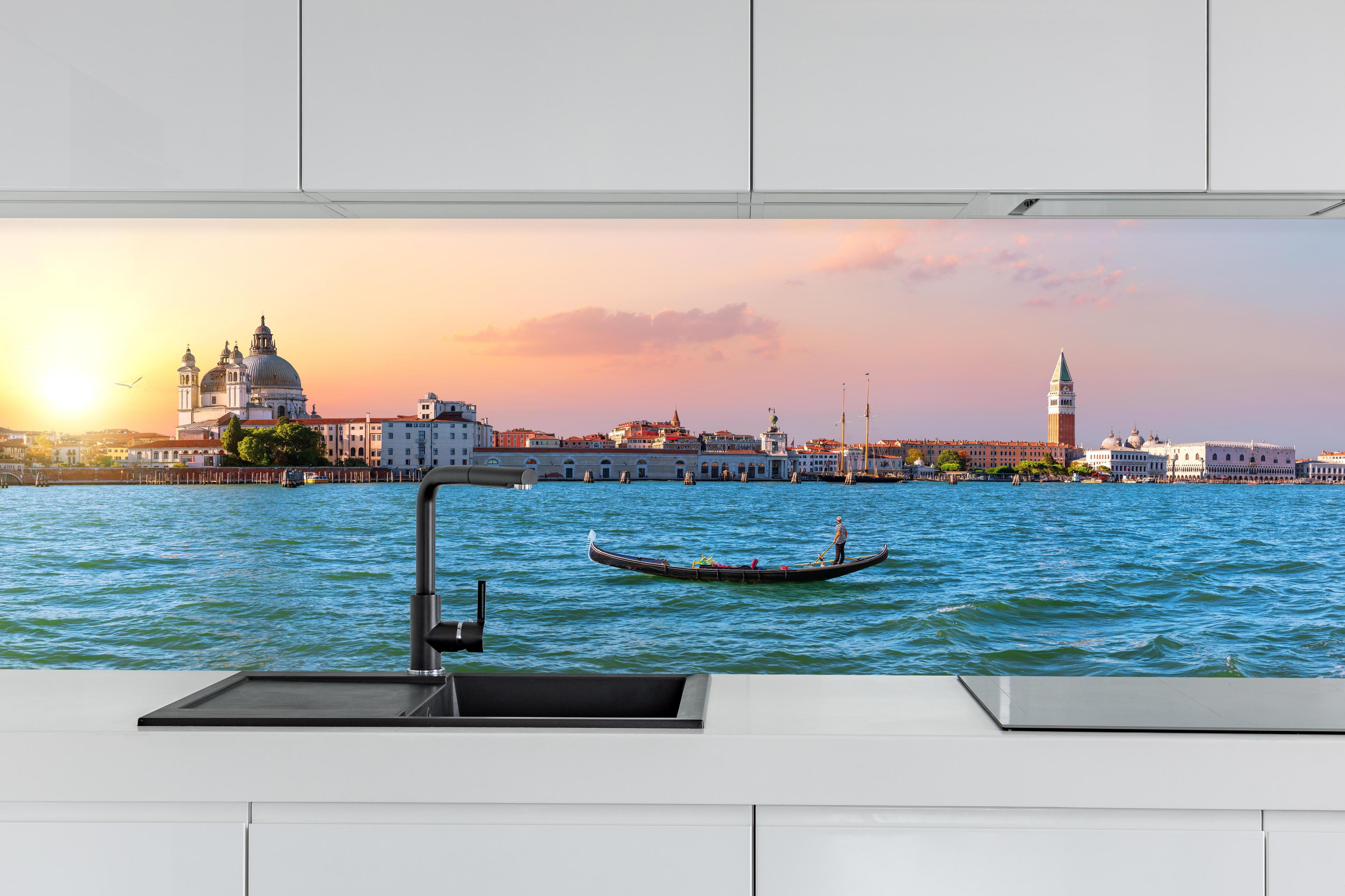 Küche - Venedig Skyline bei Sonnenuntergang hinter weißen Hochglanz-Küchenregalen und schwarzem Wasserhahn
