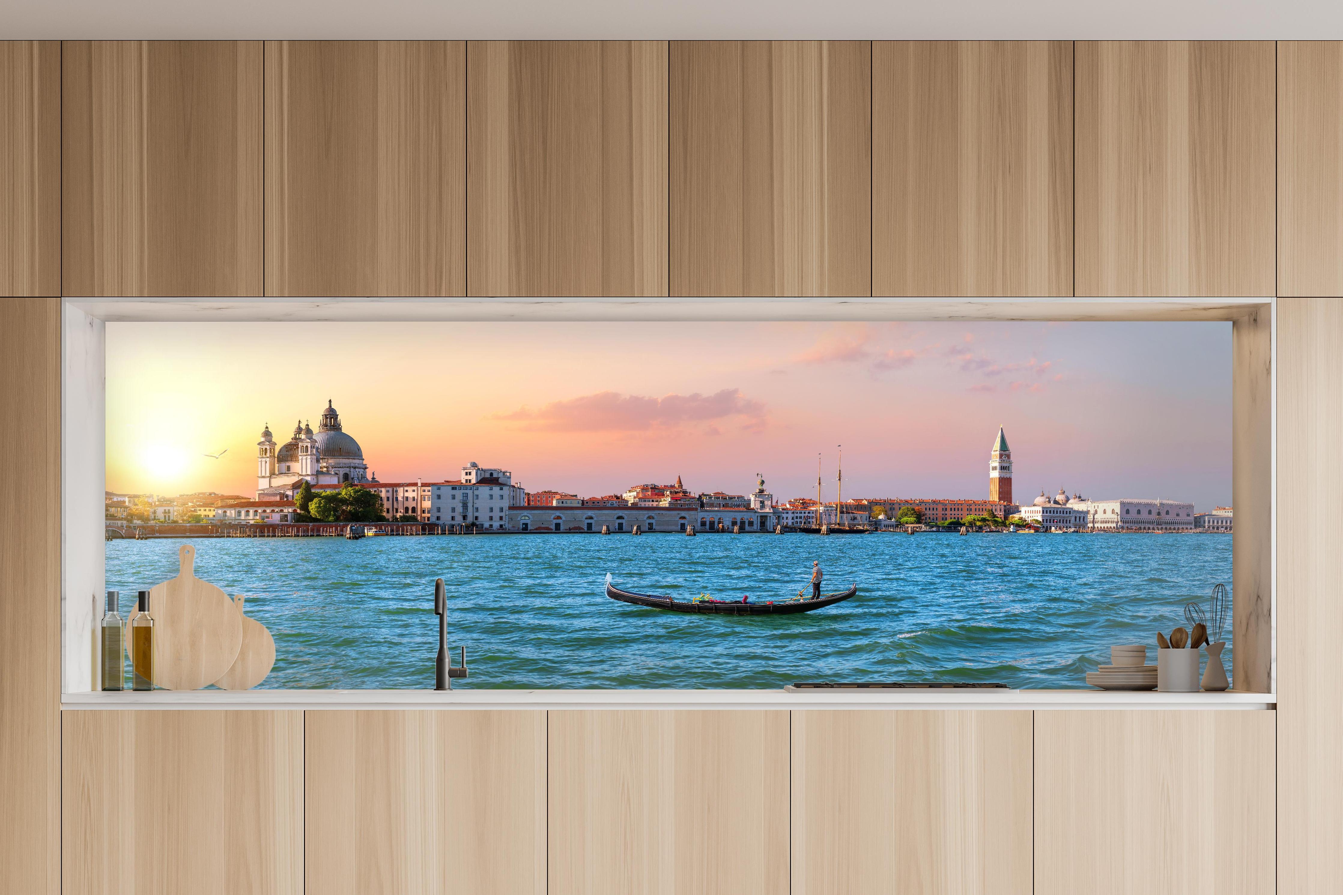 Küche - Venedig Skyline bei Sonnenuntergang in charakteristischer Vollholz-Küche mit modernem Gasherd