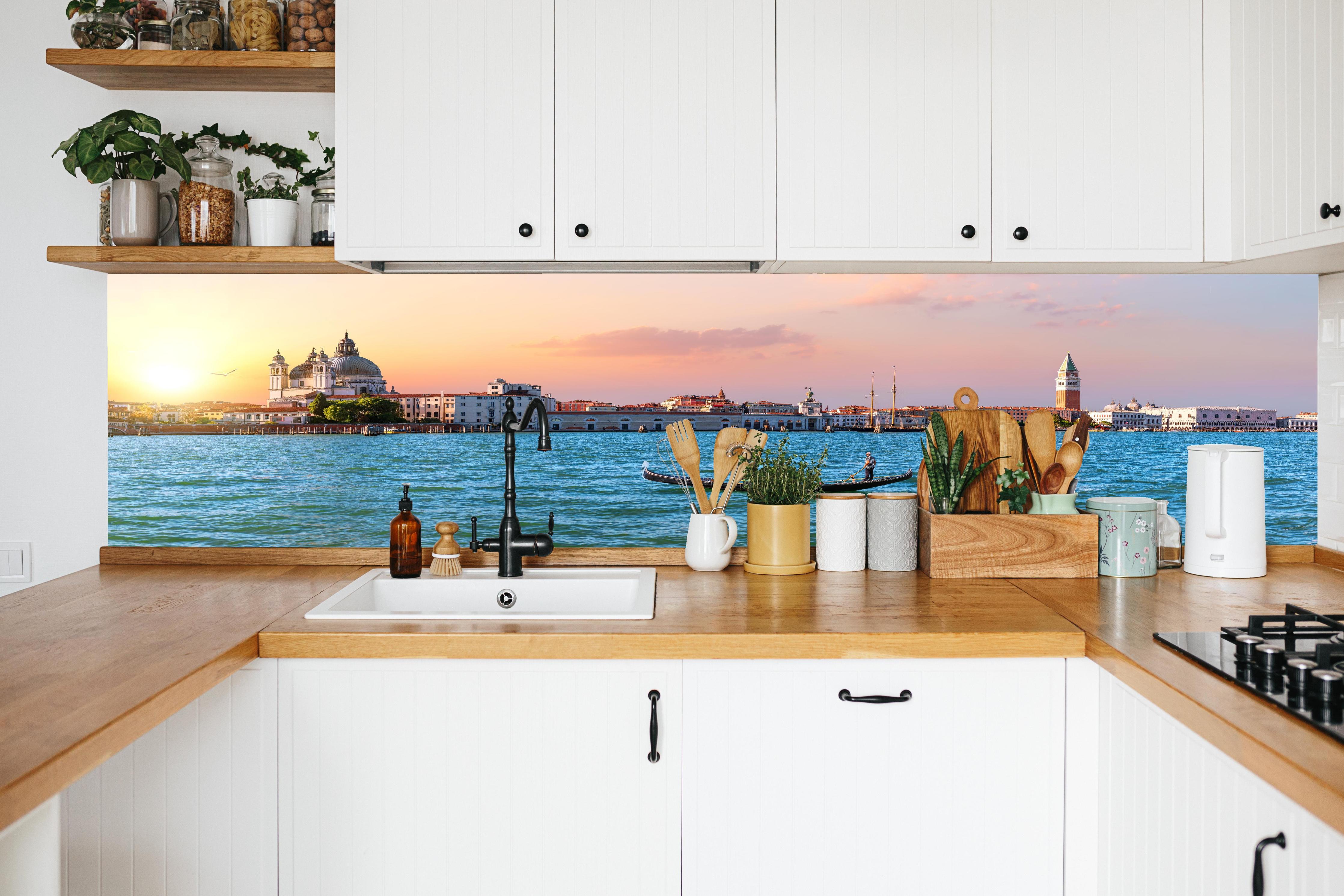 Küche - Venedig Skyline bei Sonnenuntergang in weißer Küche hinter Gewürzen und Kochlöffeln aus Holz