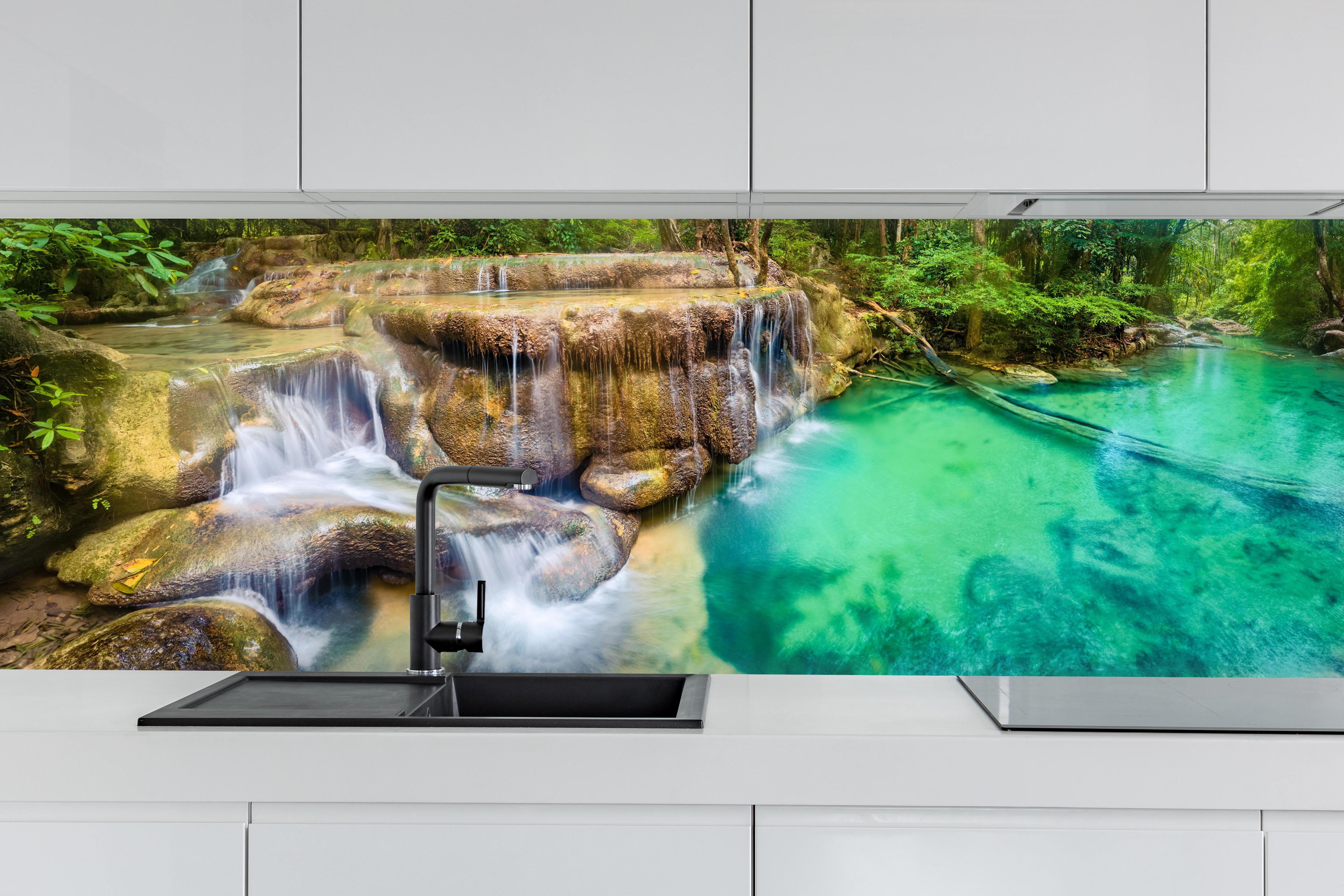 Küche - Verborgene Oase im Regenwald hinter weißen Hochglanz-Küchenregalen und schwarzem Wasserhahn