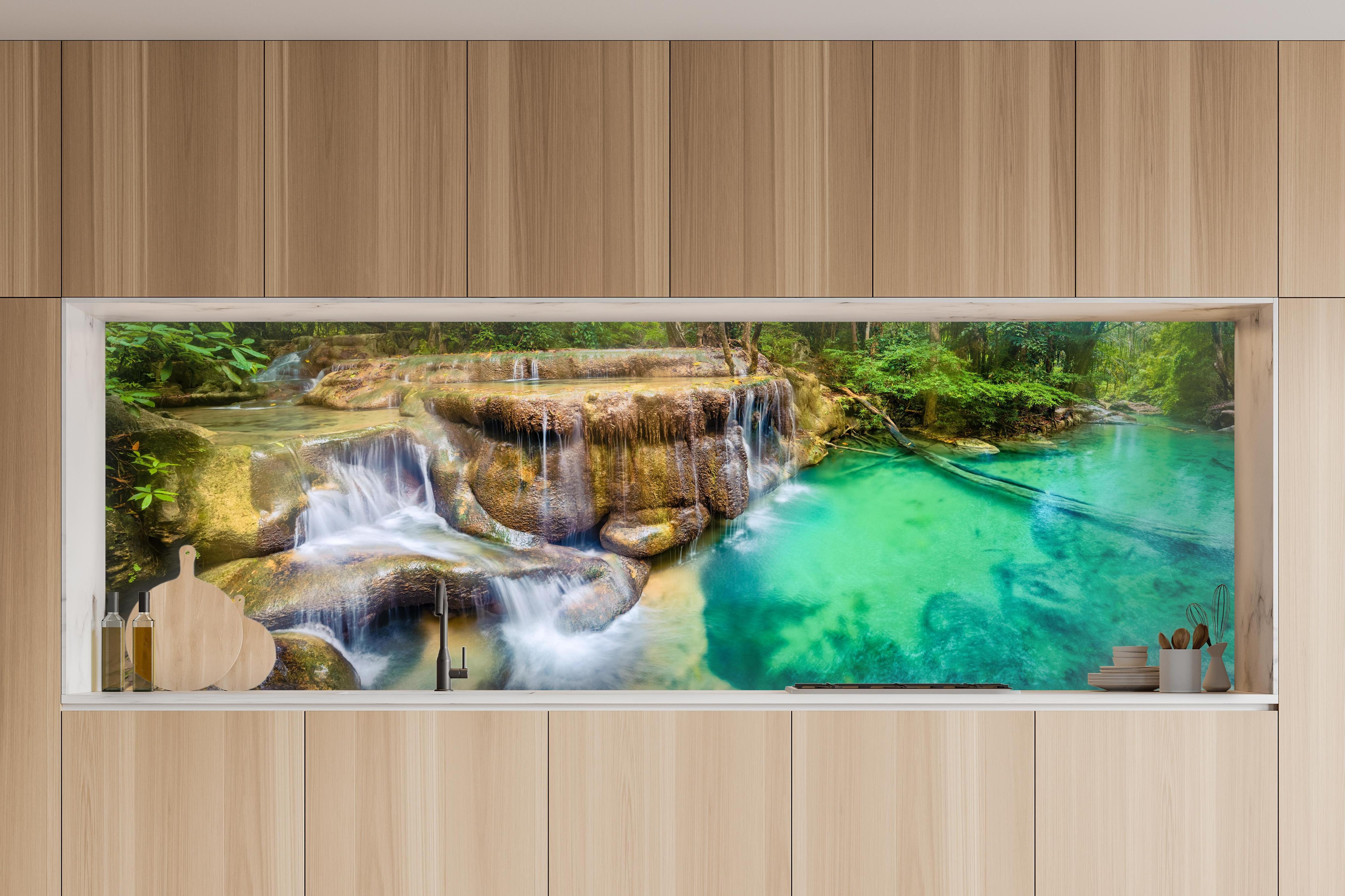 Küche - Verborgene Oase im Regenwald in charakteristischer Vollholz-Küche mit modernem Gasherd