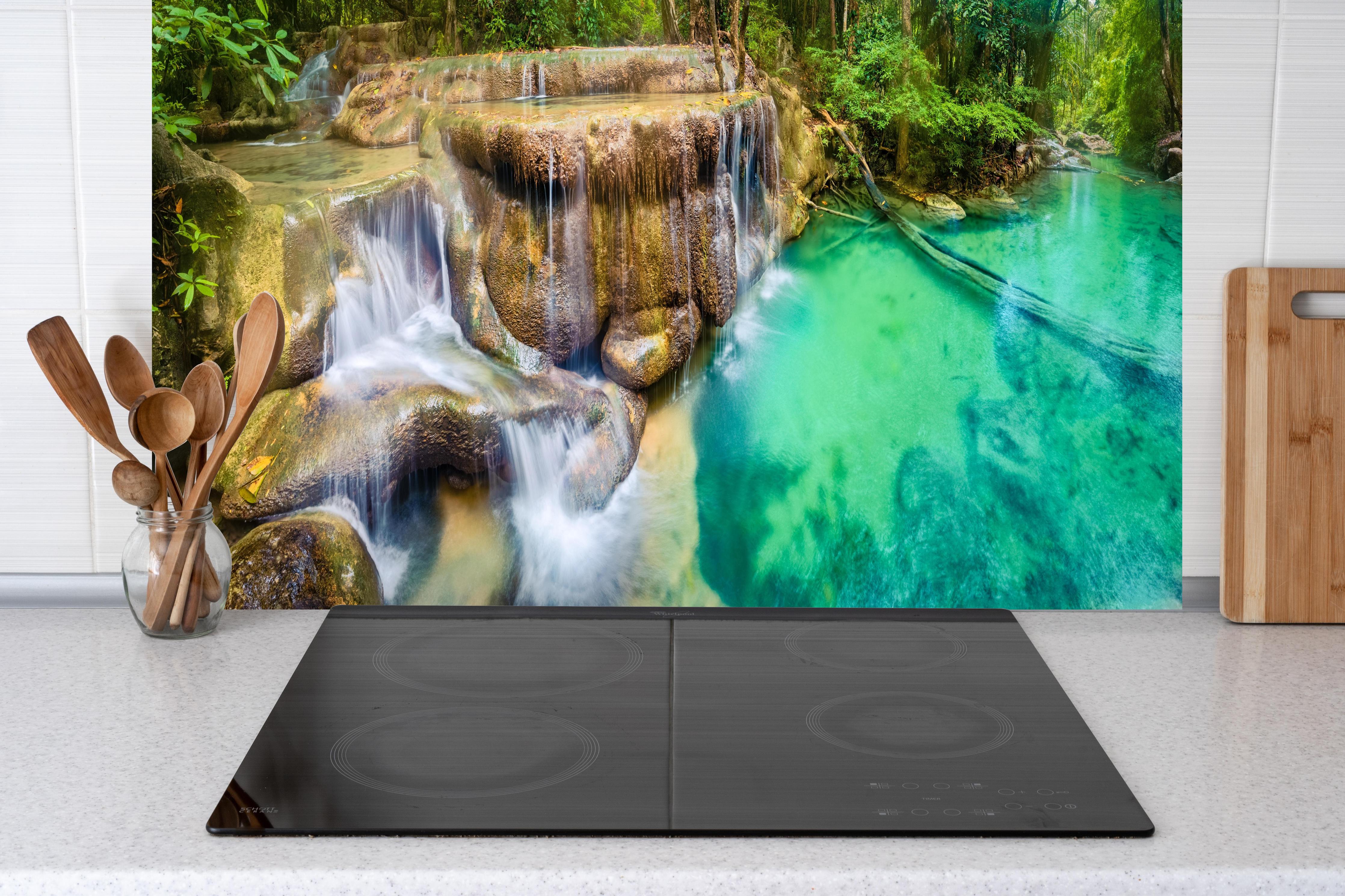 Küche - Verborgene Oase im Regenwald hinter Cerankochfeld und Holz-Kochutensilien