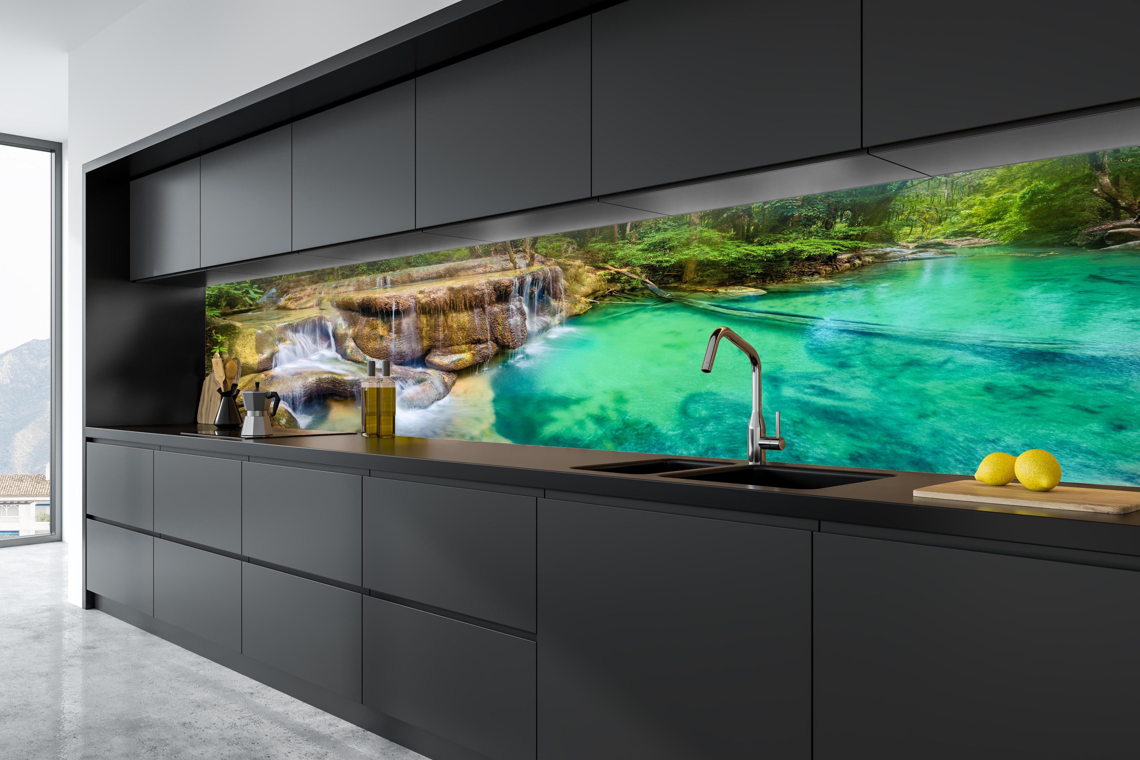 Küche - Verborgene Oase im Regenwald in tiefschwarzer matt-premium Einbauküche