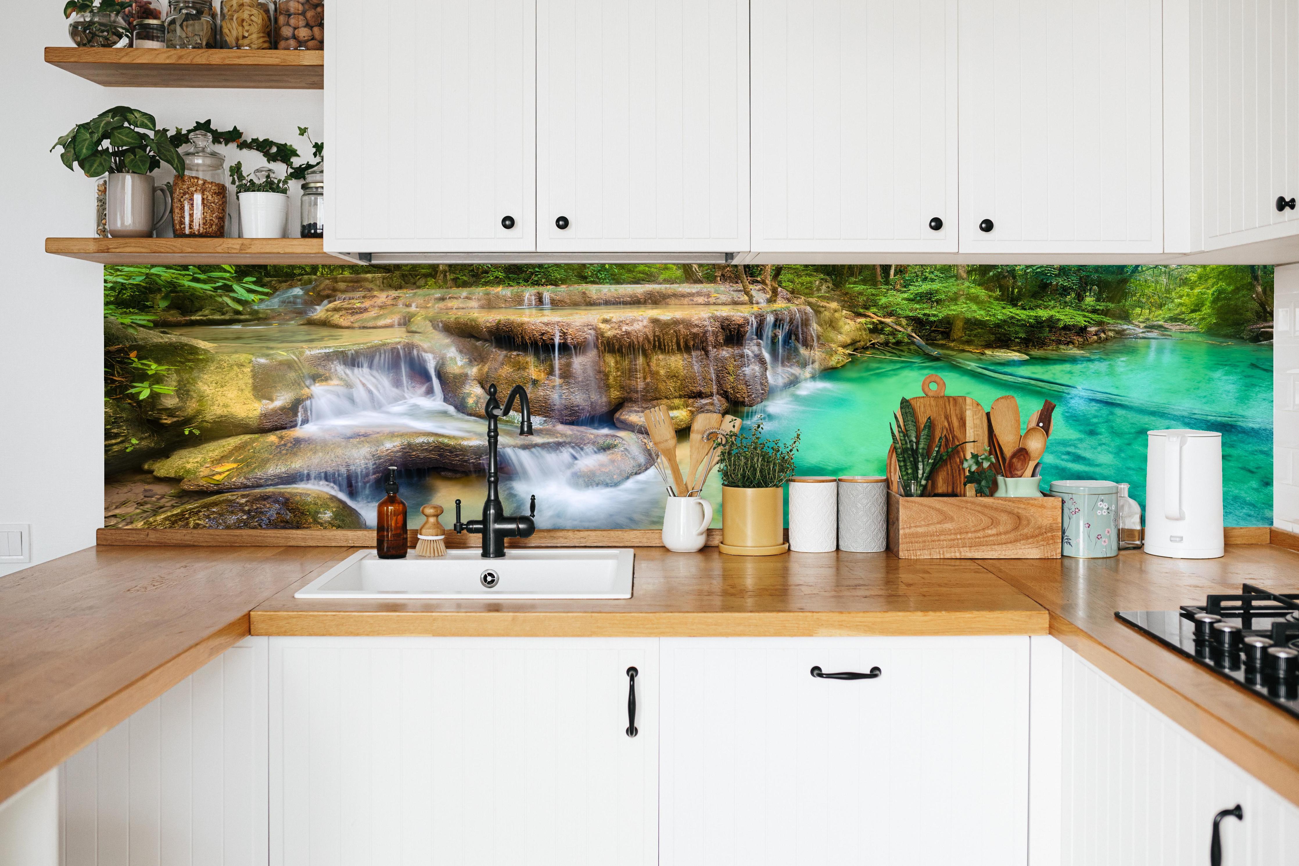 Küche - Verborgene Oase im Regenwald in weißer Küche hinter Gewürzen und Kochlöffeln aus Holz