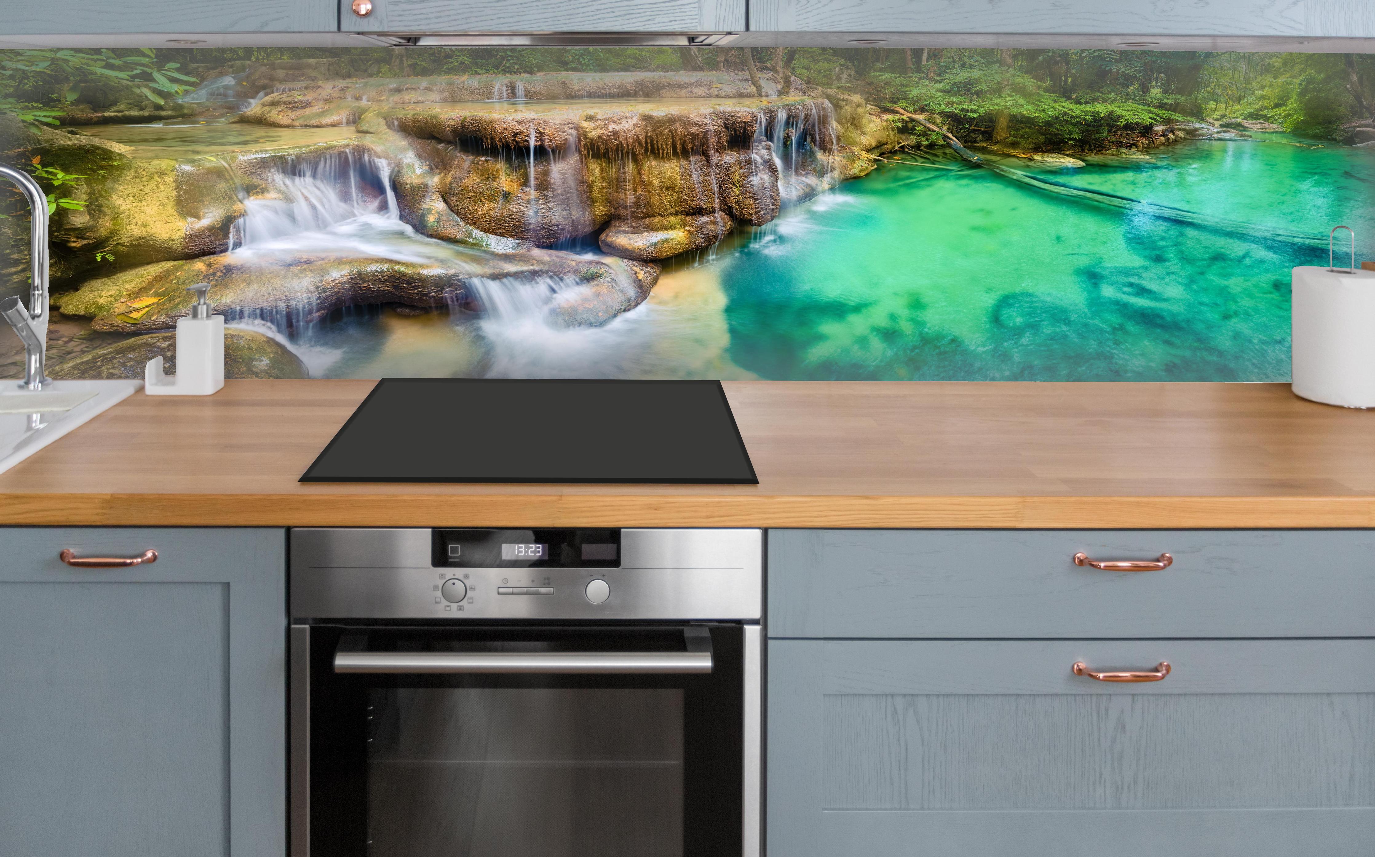 Küche - Verborgene Oase im Regenwald über polierter Holzarbeitsplatte mit Cerankochfeld