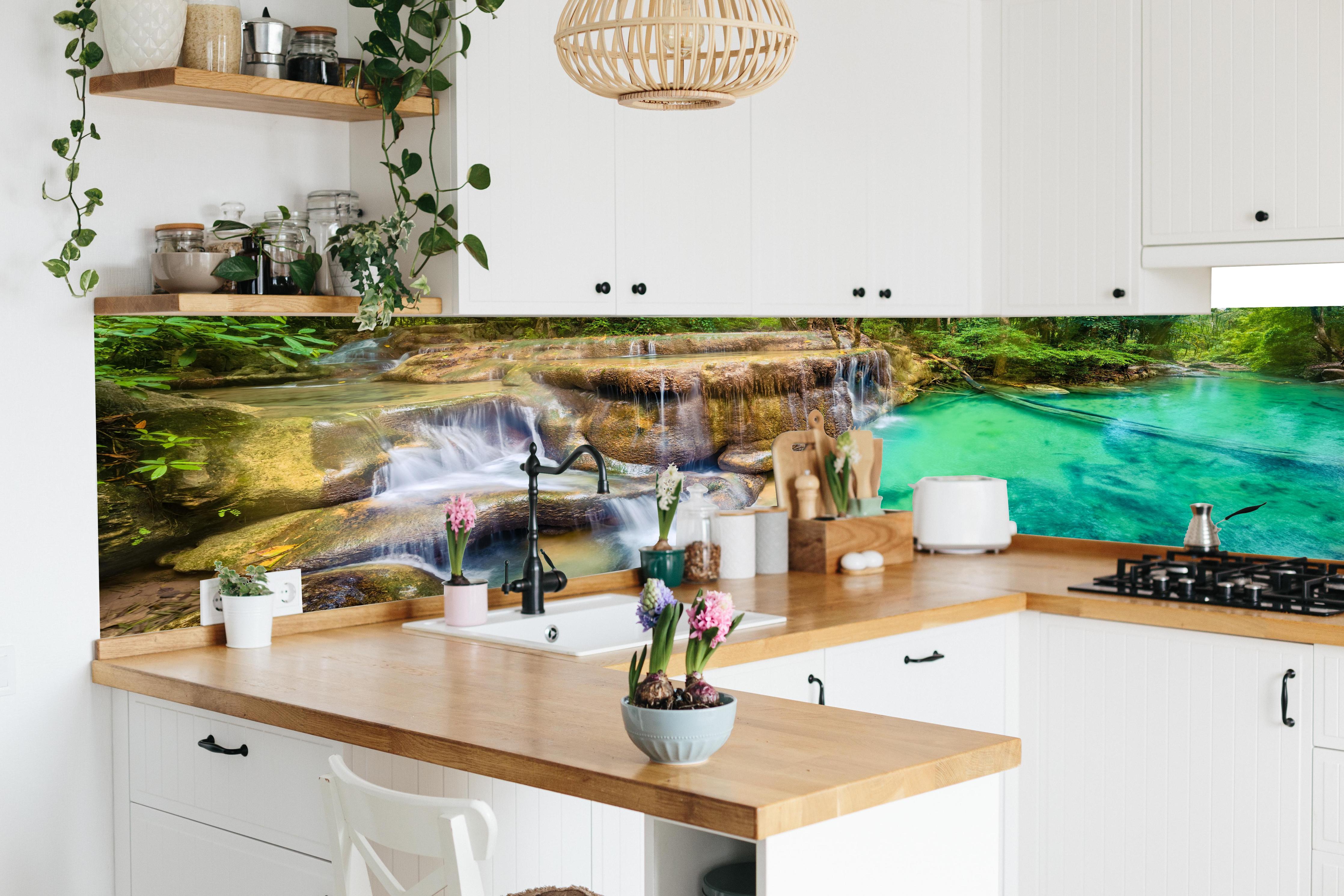 Küche - Verborgene Oase im Regenwald in lebendiger Küche mit bunten Blumen