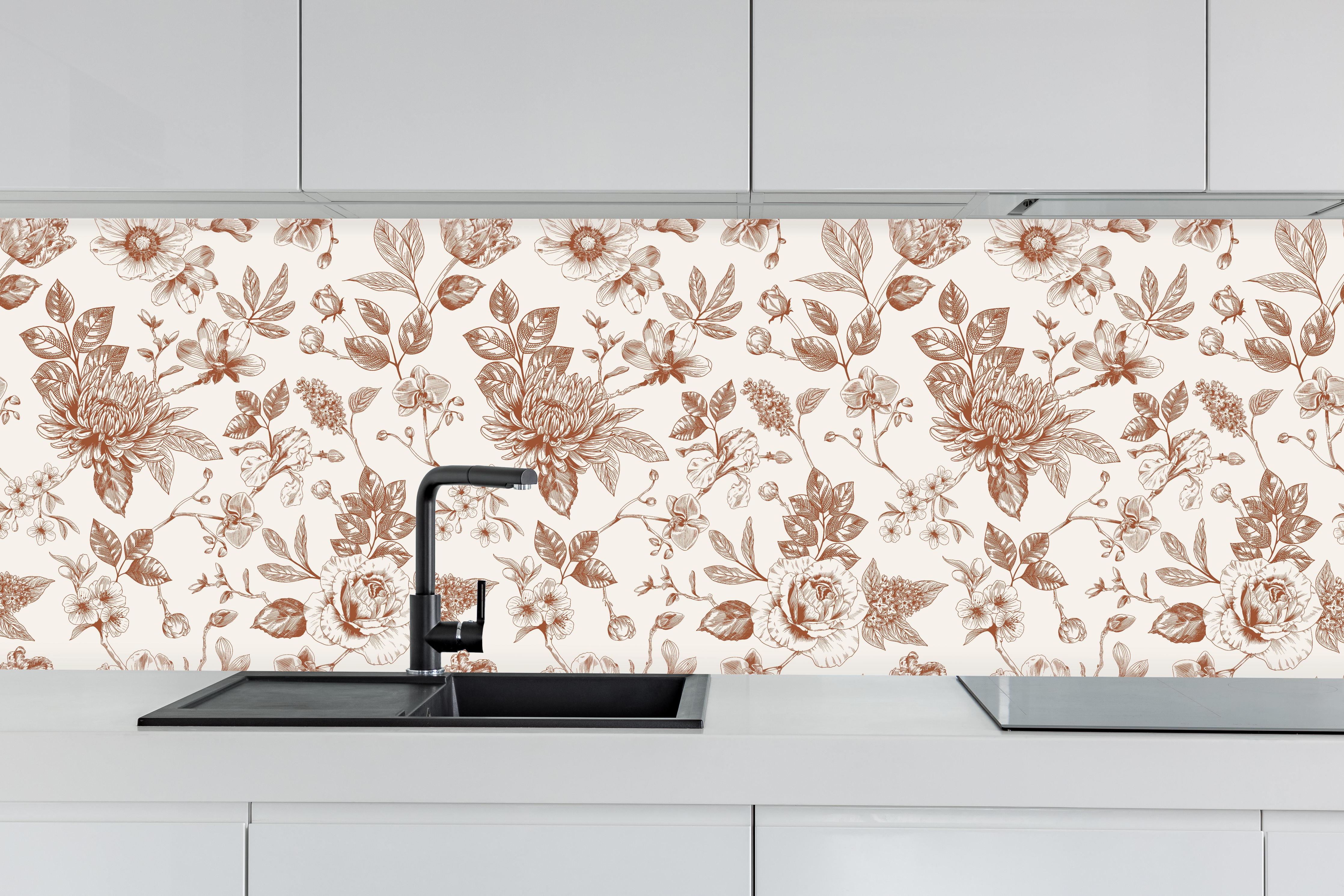 Küche - Vintage Bloom Amber Blumenmuster hinter weißen Hochglanz-Küchenregalen und schwarzem Wasserhahn