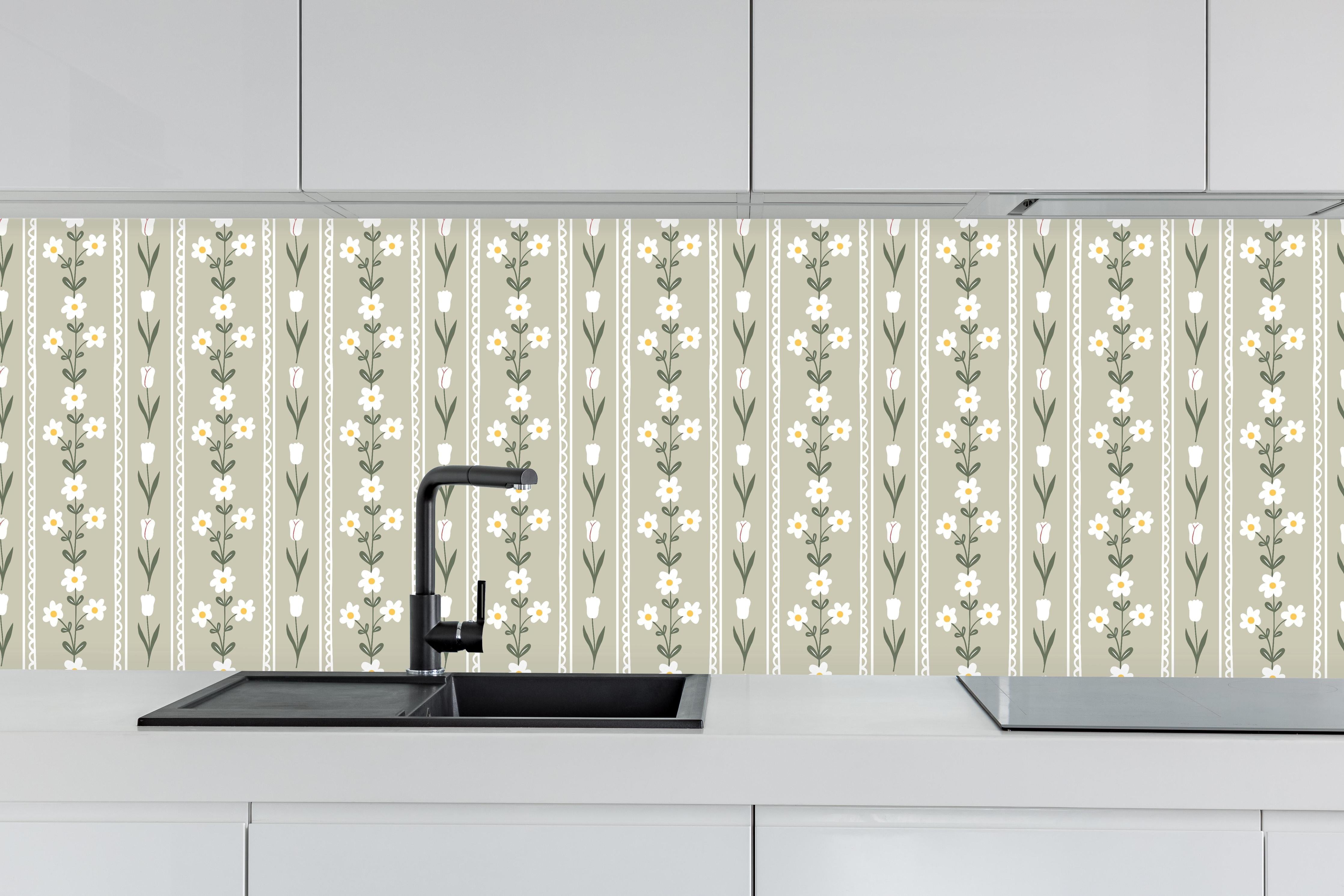 Küche - Vintage Bloom Beige Blumen Tapete hinter weißen Hochglanz-Küchenregalen und schwarzem Wasserhahn